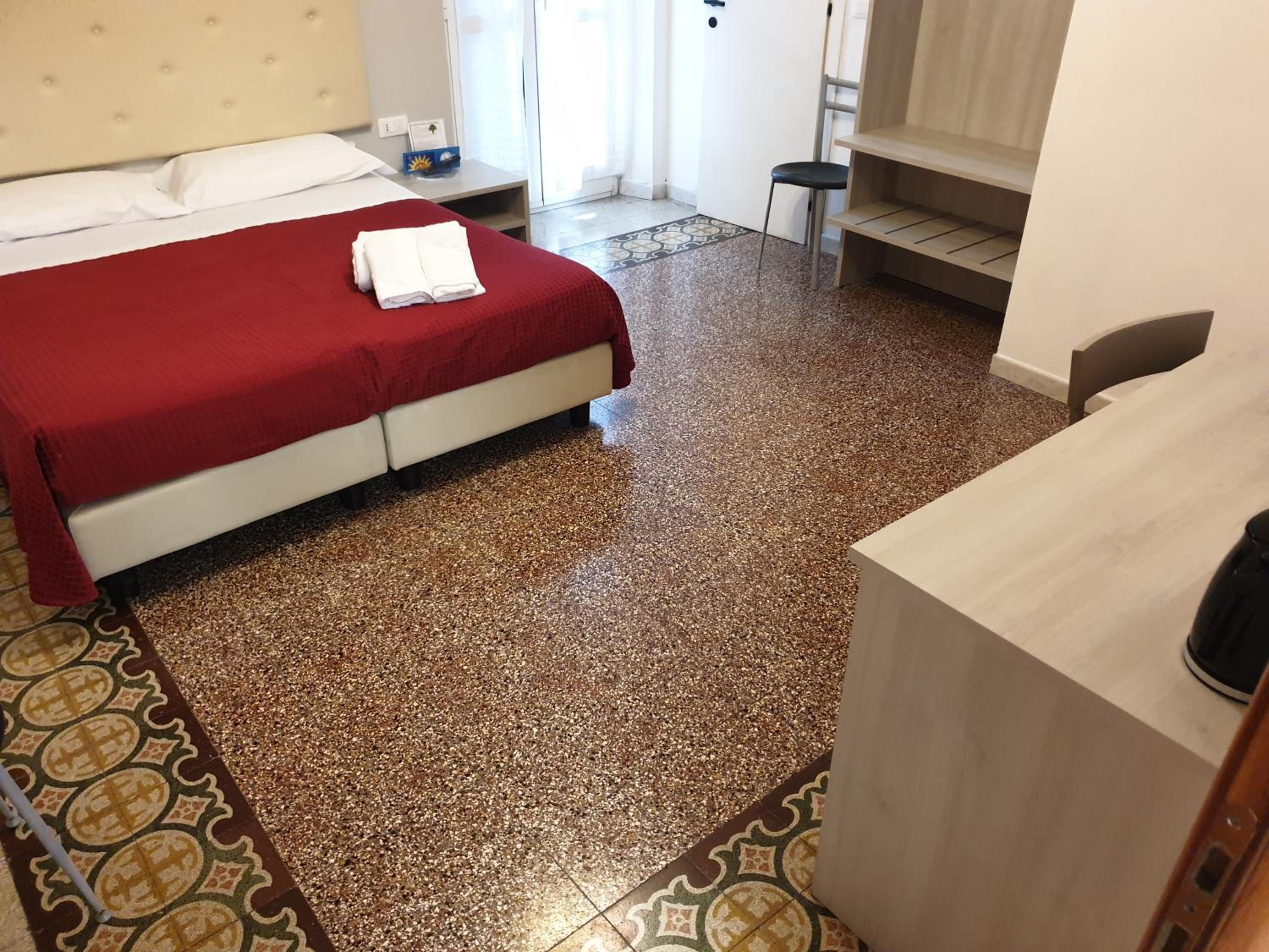 Double or Twin Room with Balcony - Photo 2