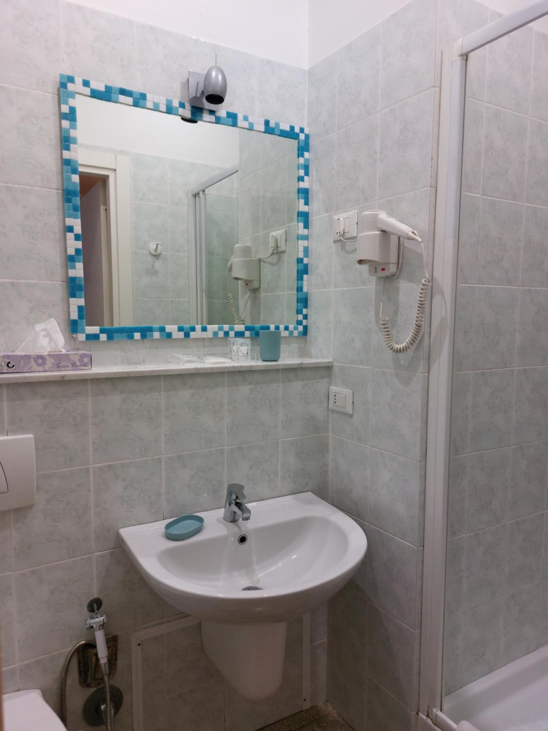 Double or Twin Room with Bathroom - Photo 4