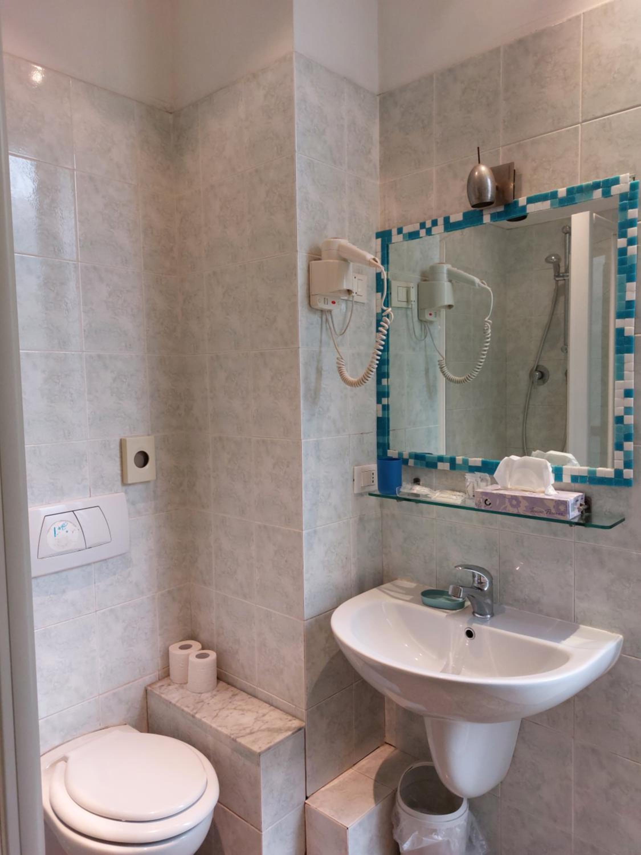 Triple Room with Bathroom - Photo 4