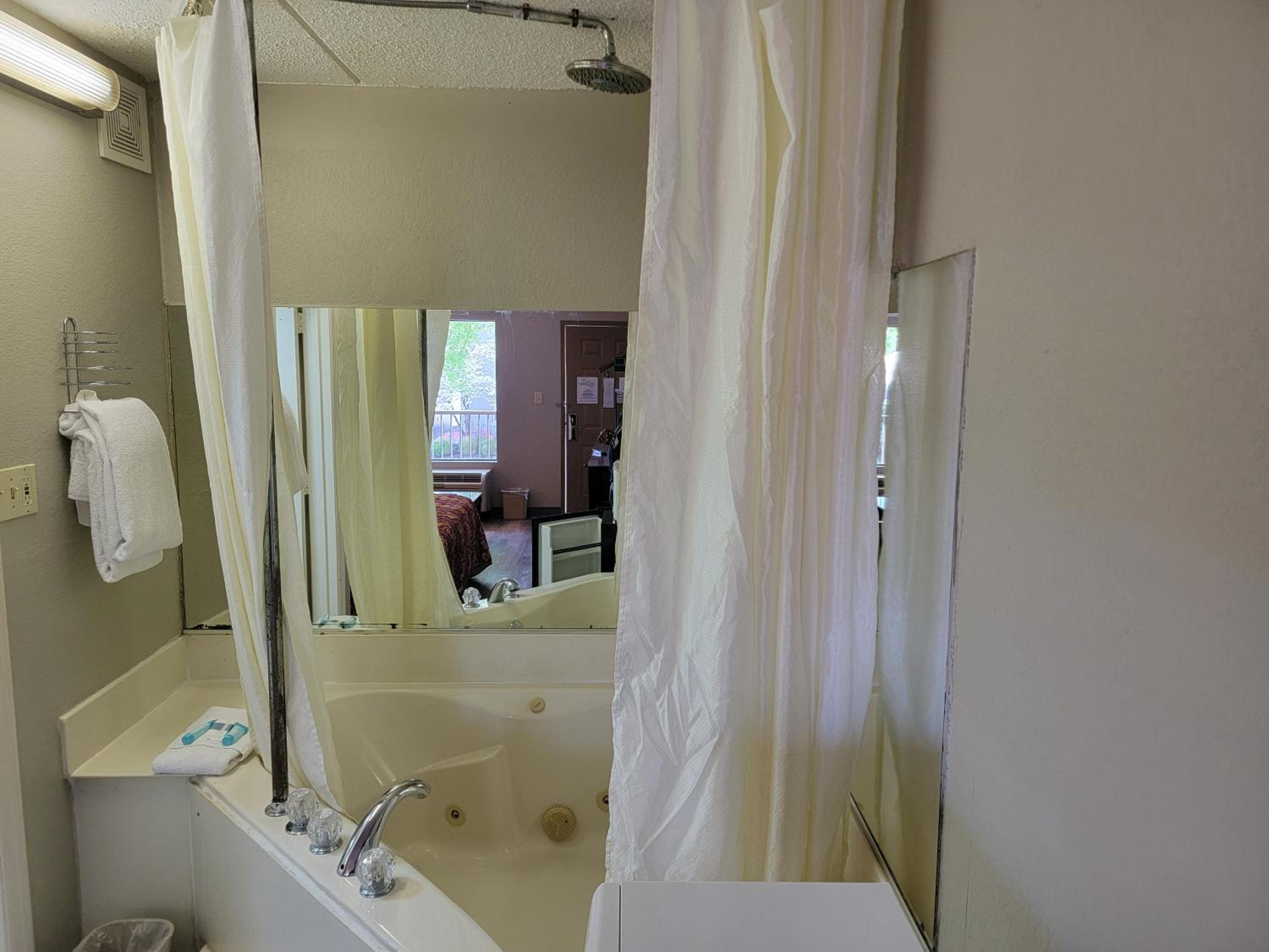 King Room with Spa Bath - Non-Smoking photo 3