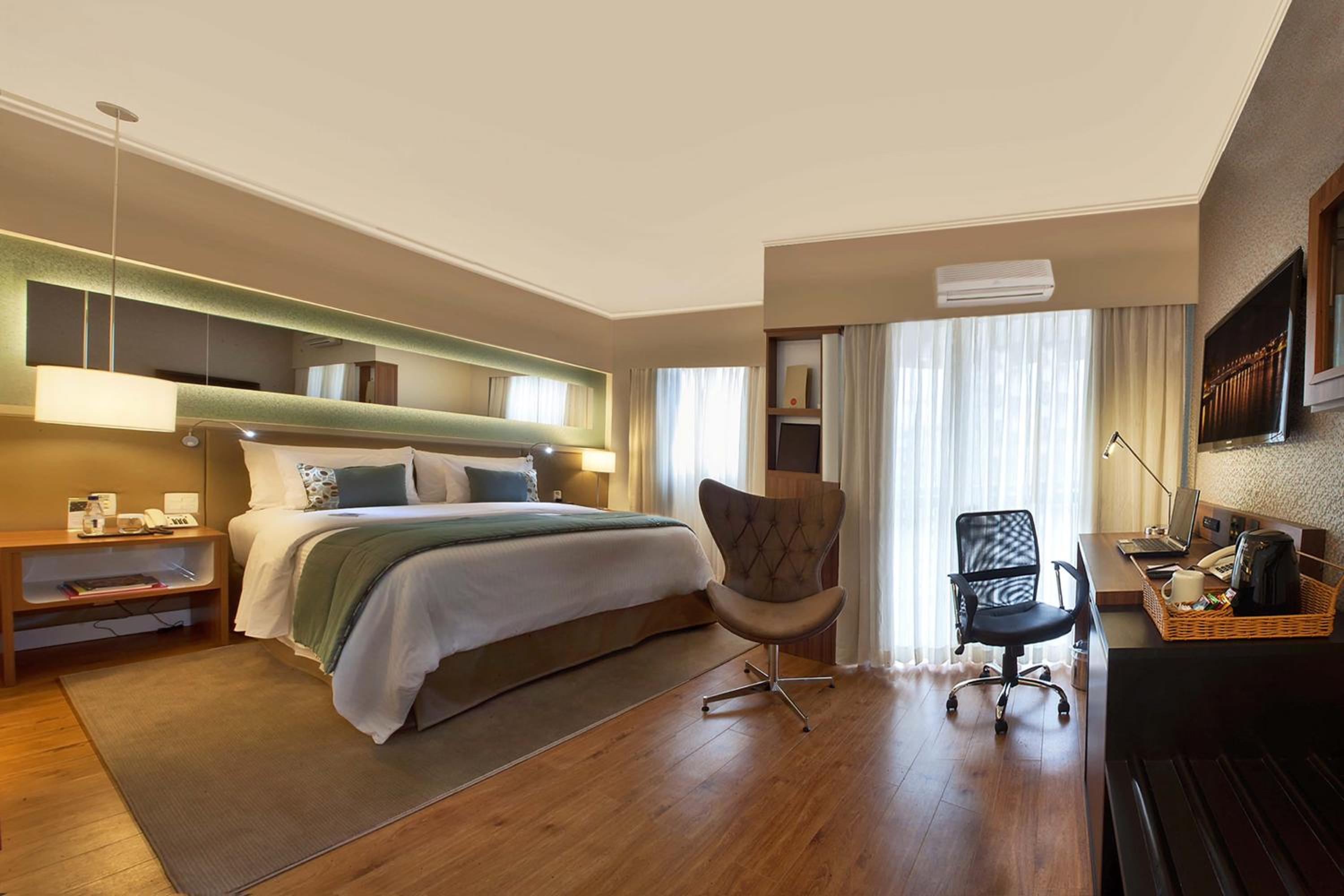 Business Class Queen Room - Photo 2