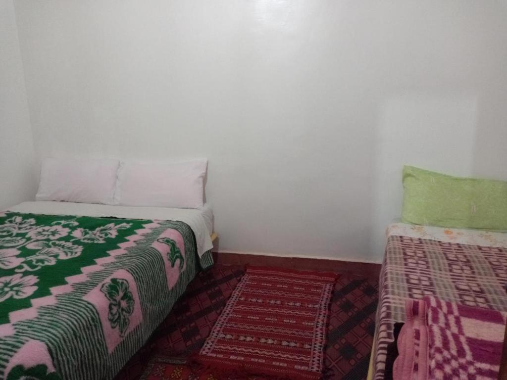 Basic Triple Room with Shared Bathroom photo 2