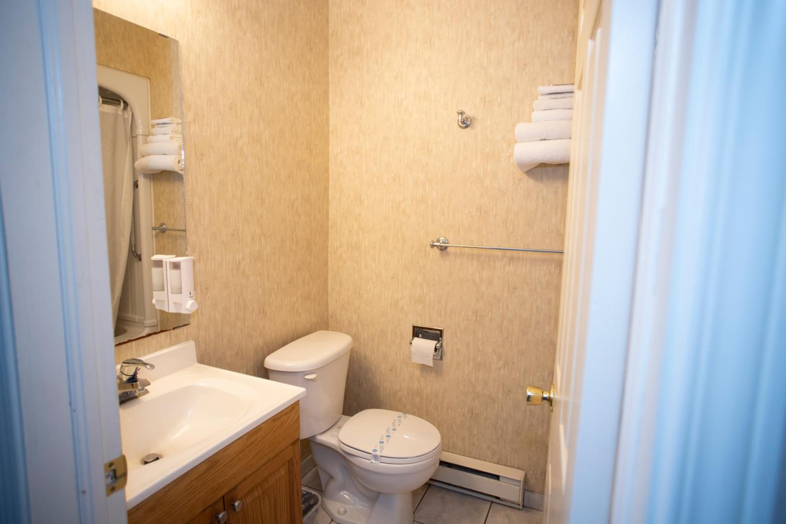 Standard Queen Room photo 3