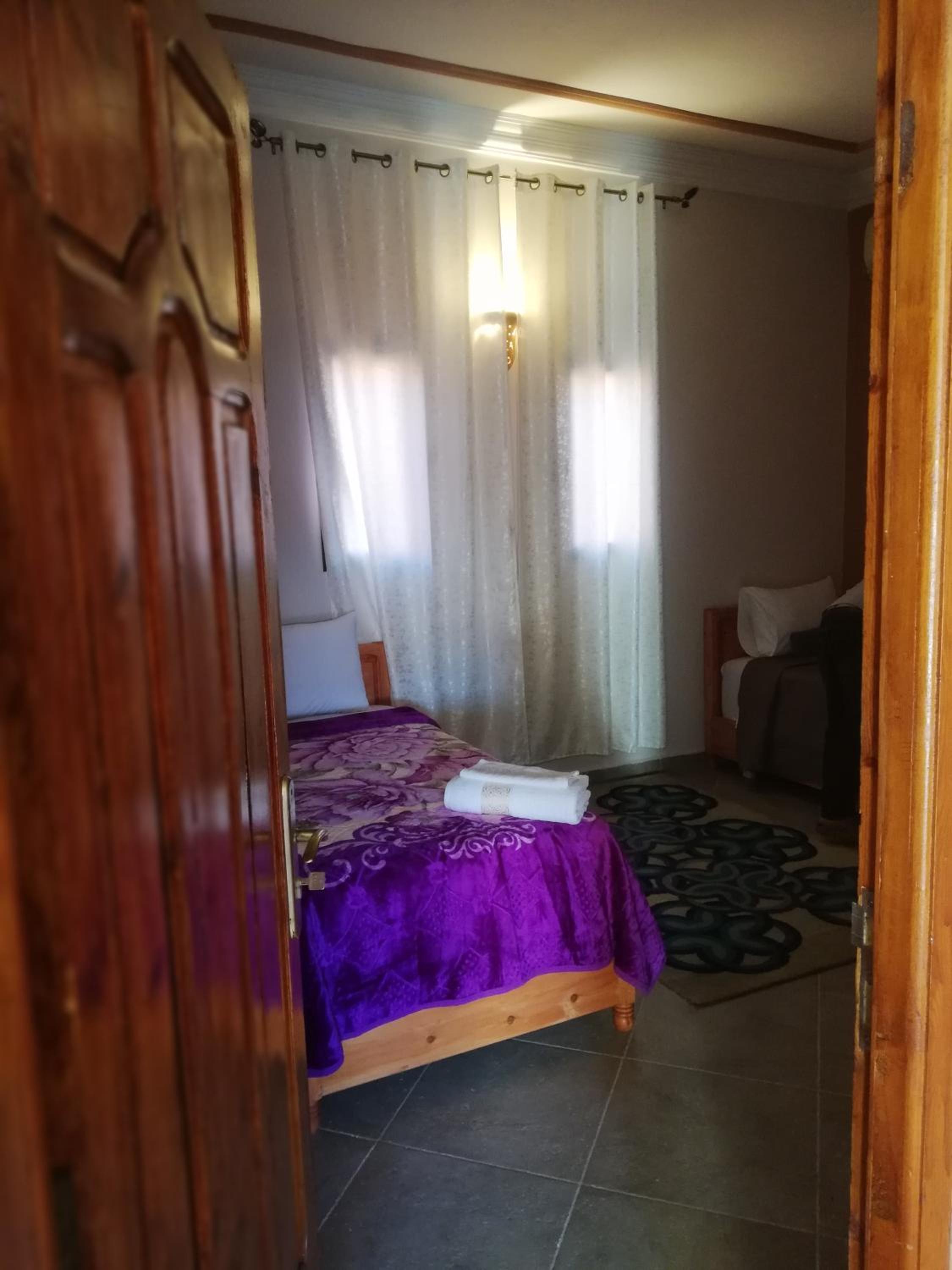 Twin Room with Private Bathroom - Photo 7