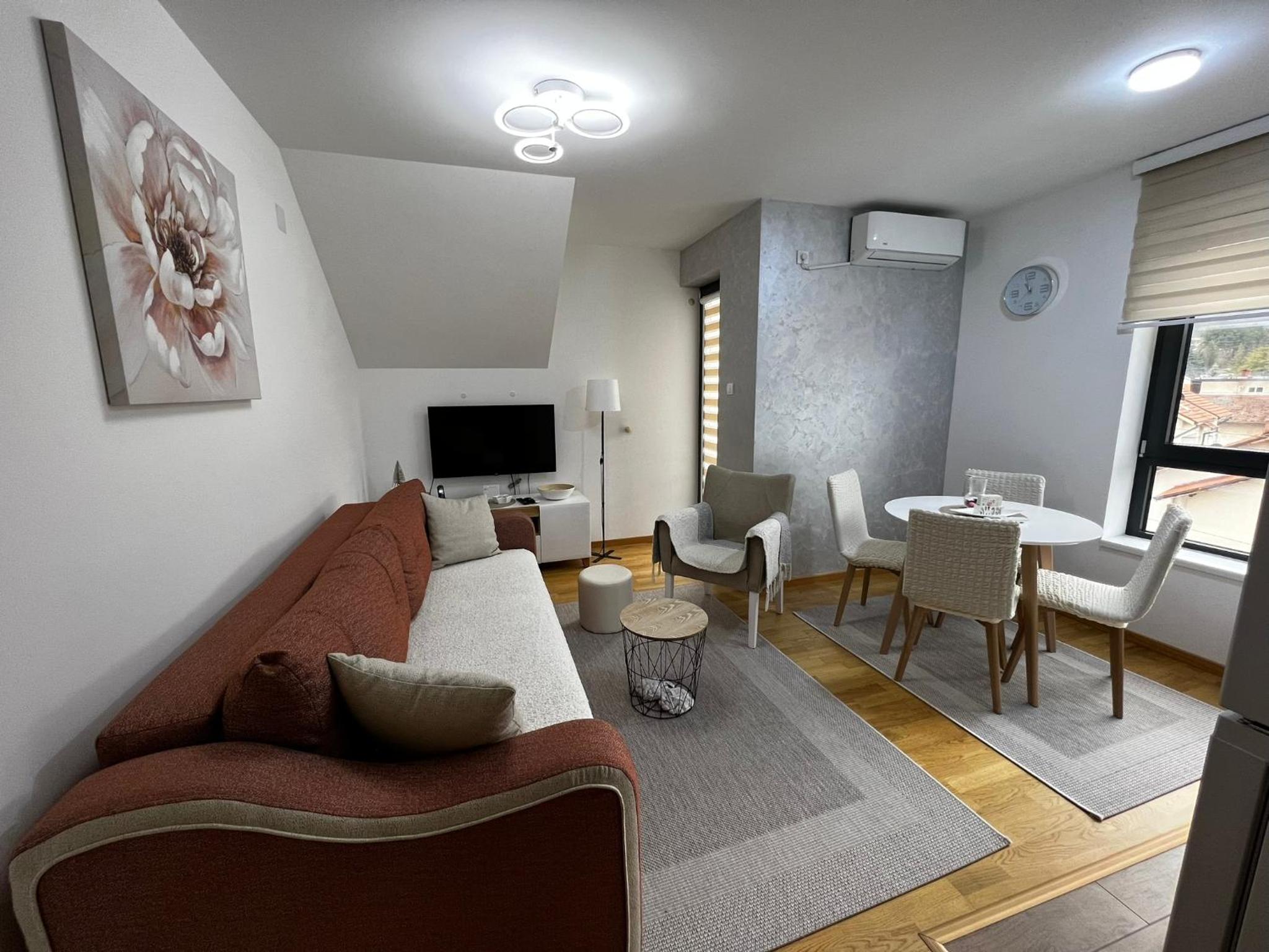 One-Bedroom Apartment photo 1