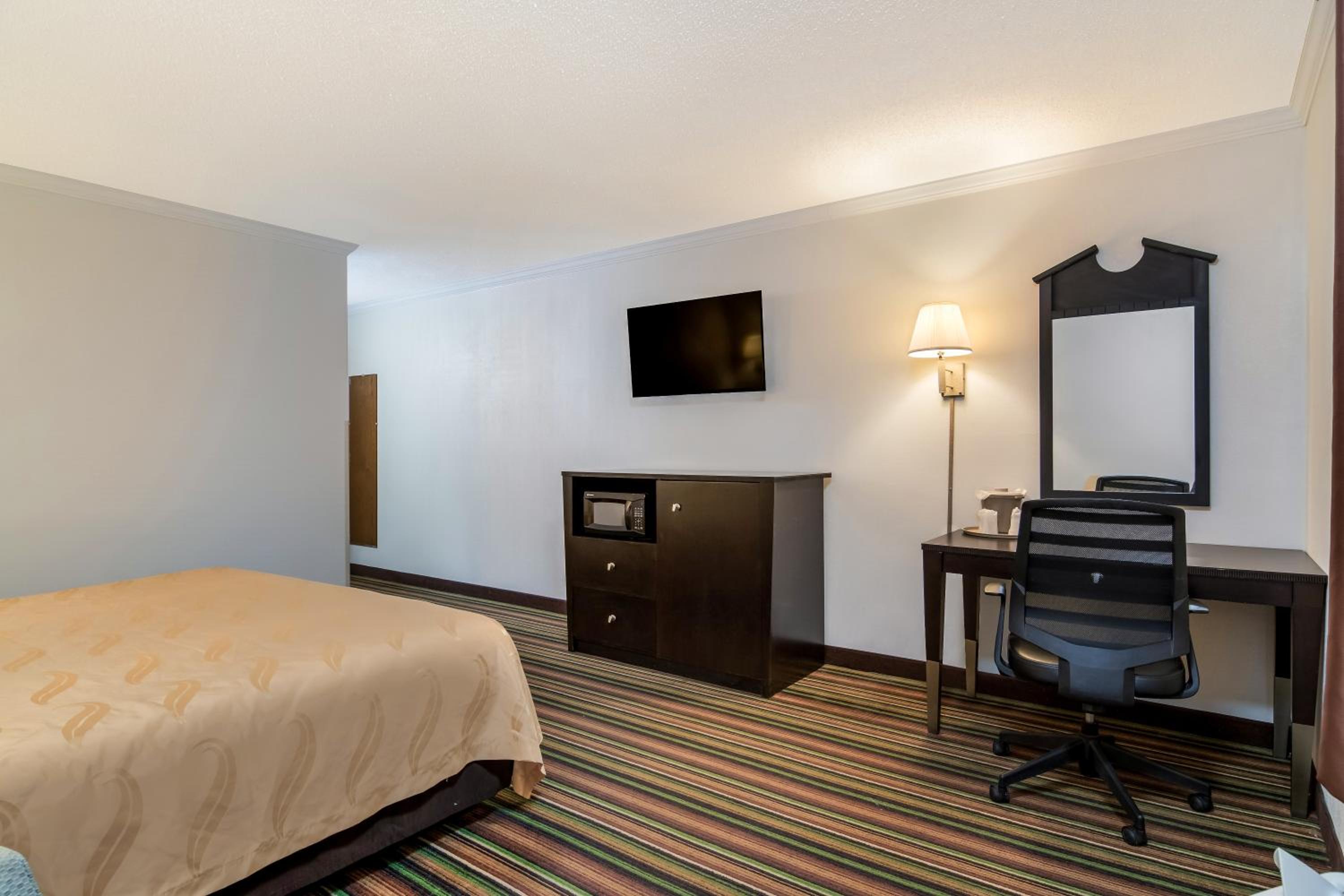 King Room - Non-Smoking - Photo 5