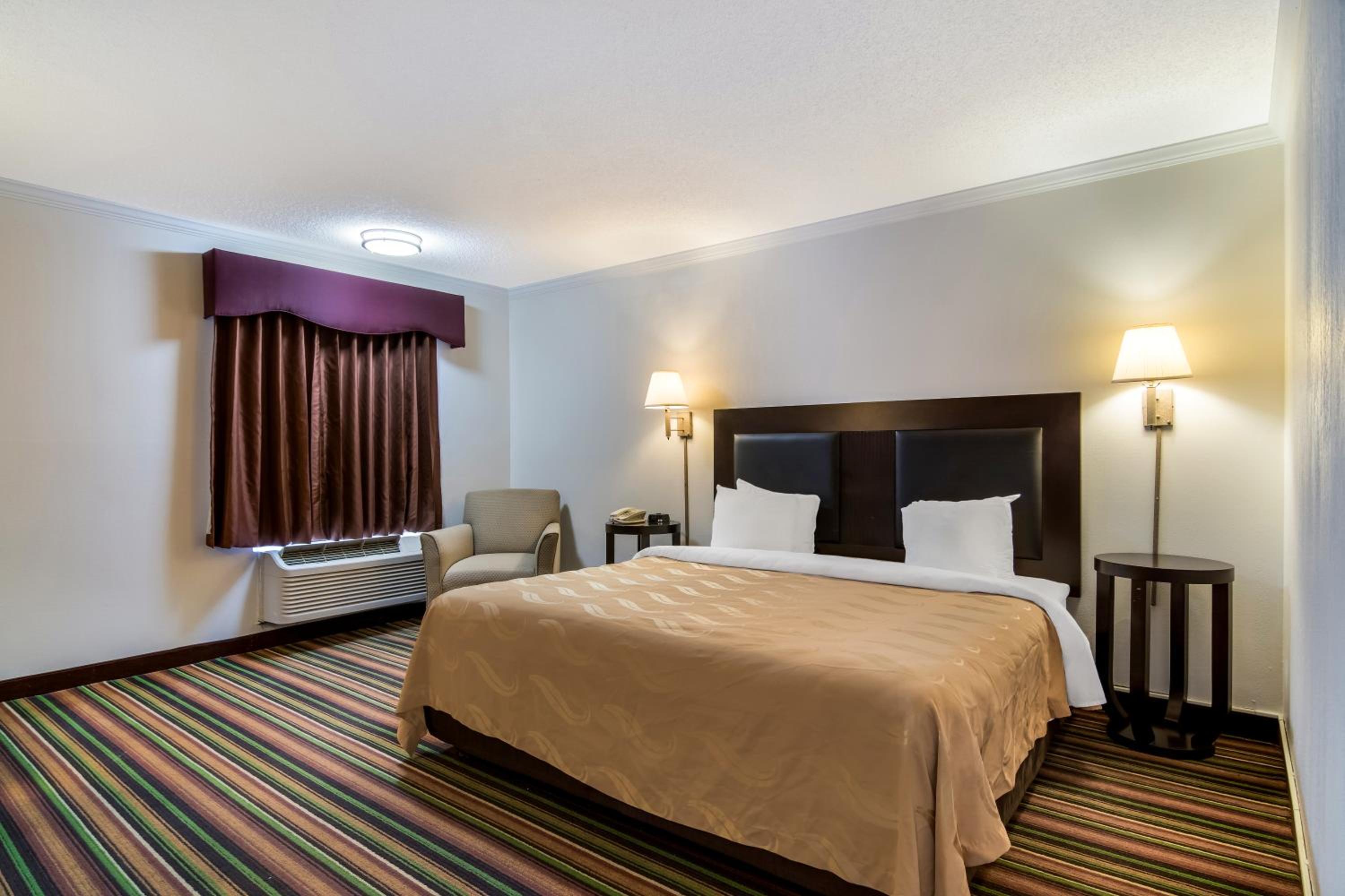 King Room - Non-Smoking - Photo 4