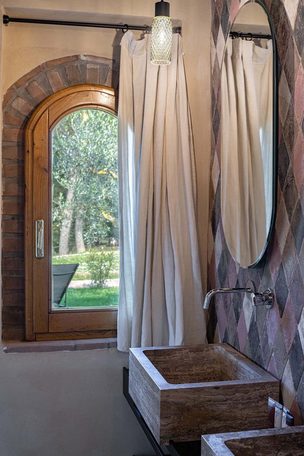 Suite - Photo 24