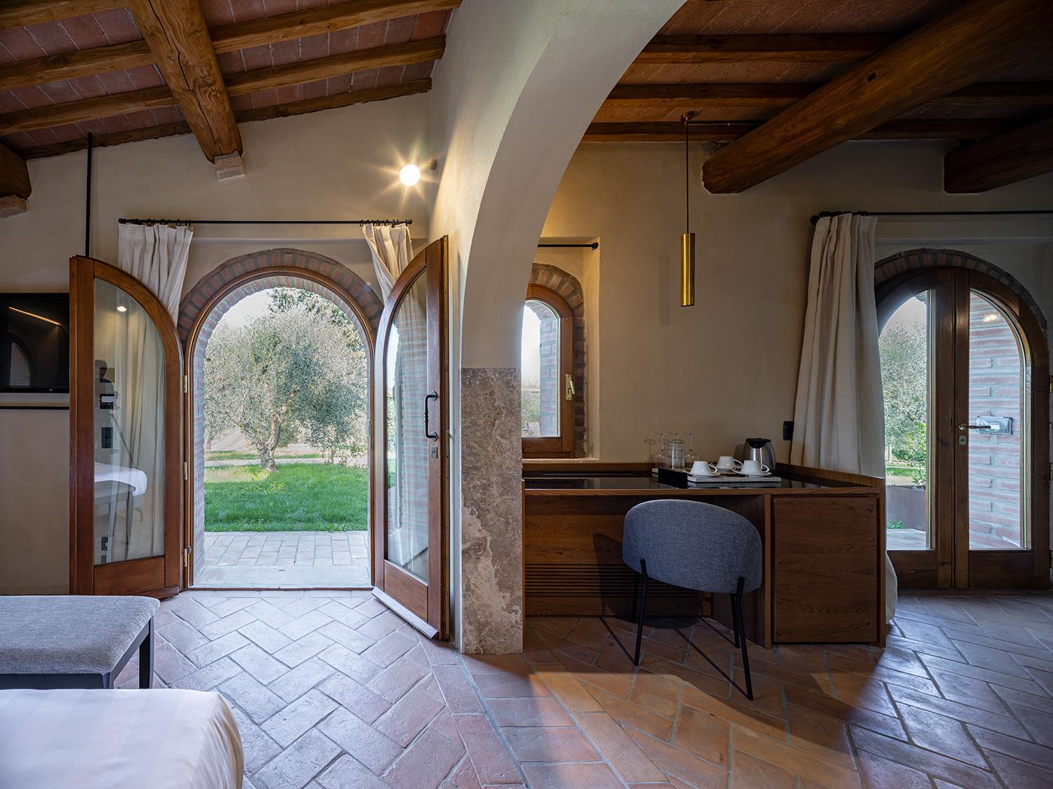 Suite - Photo 25