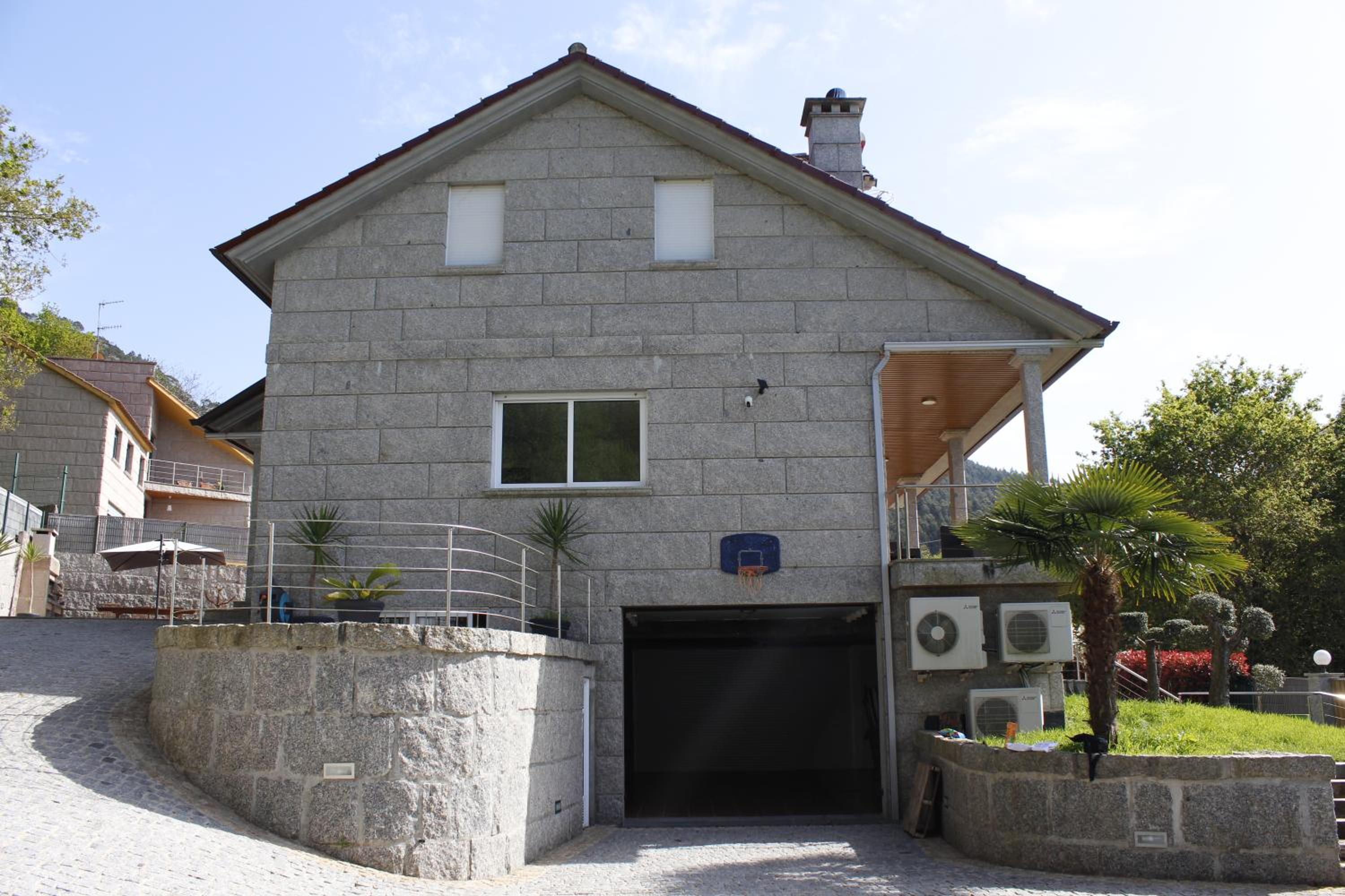 Four-Bedroom House photo 2