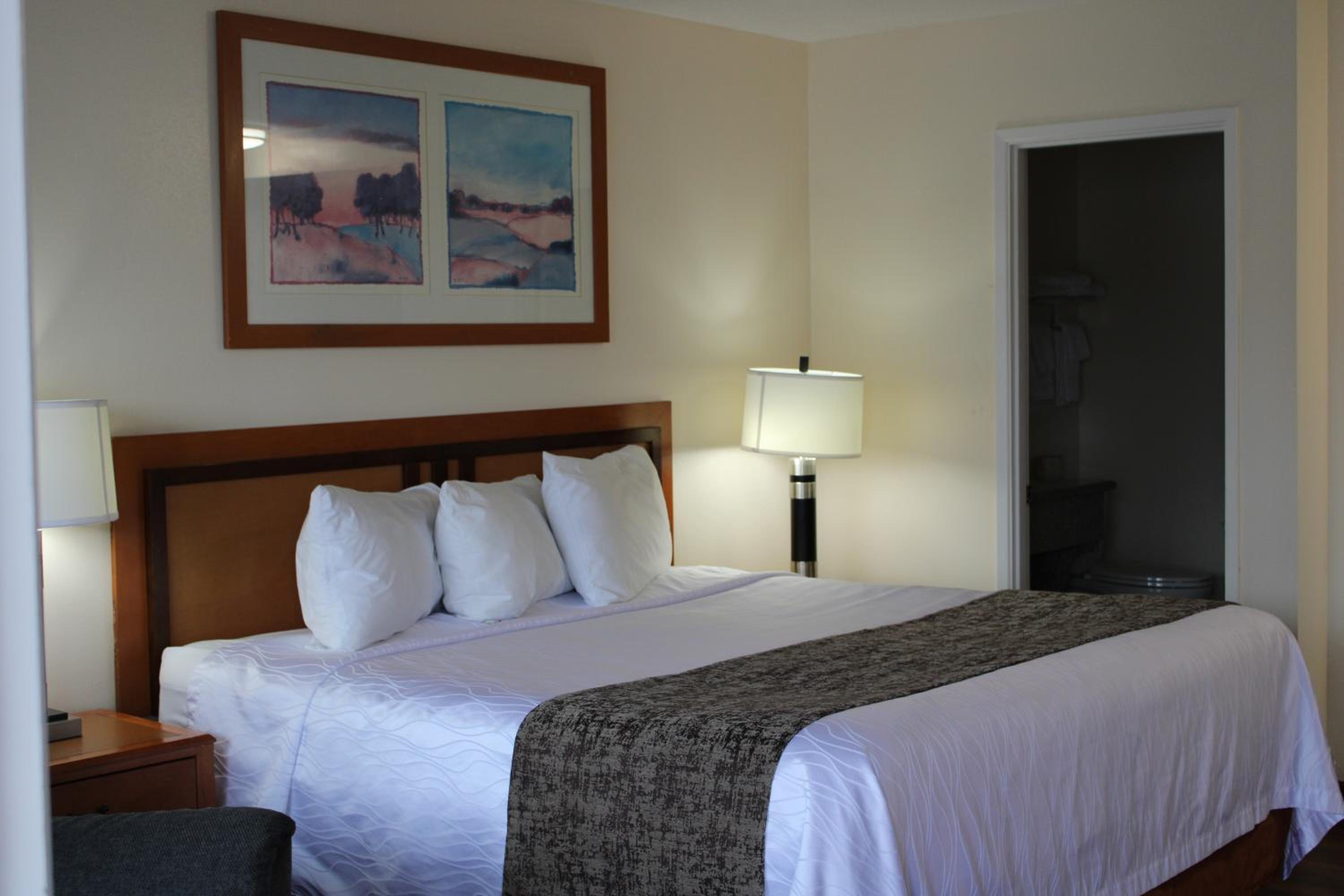 Standard King Room photo 3