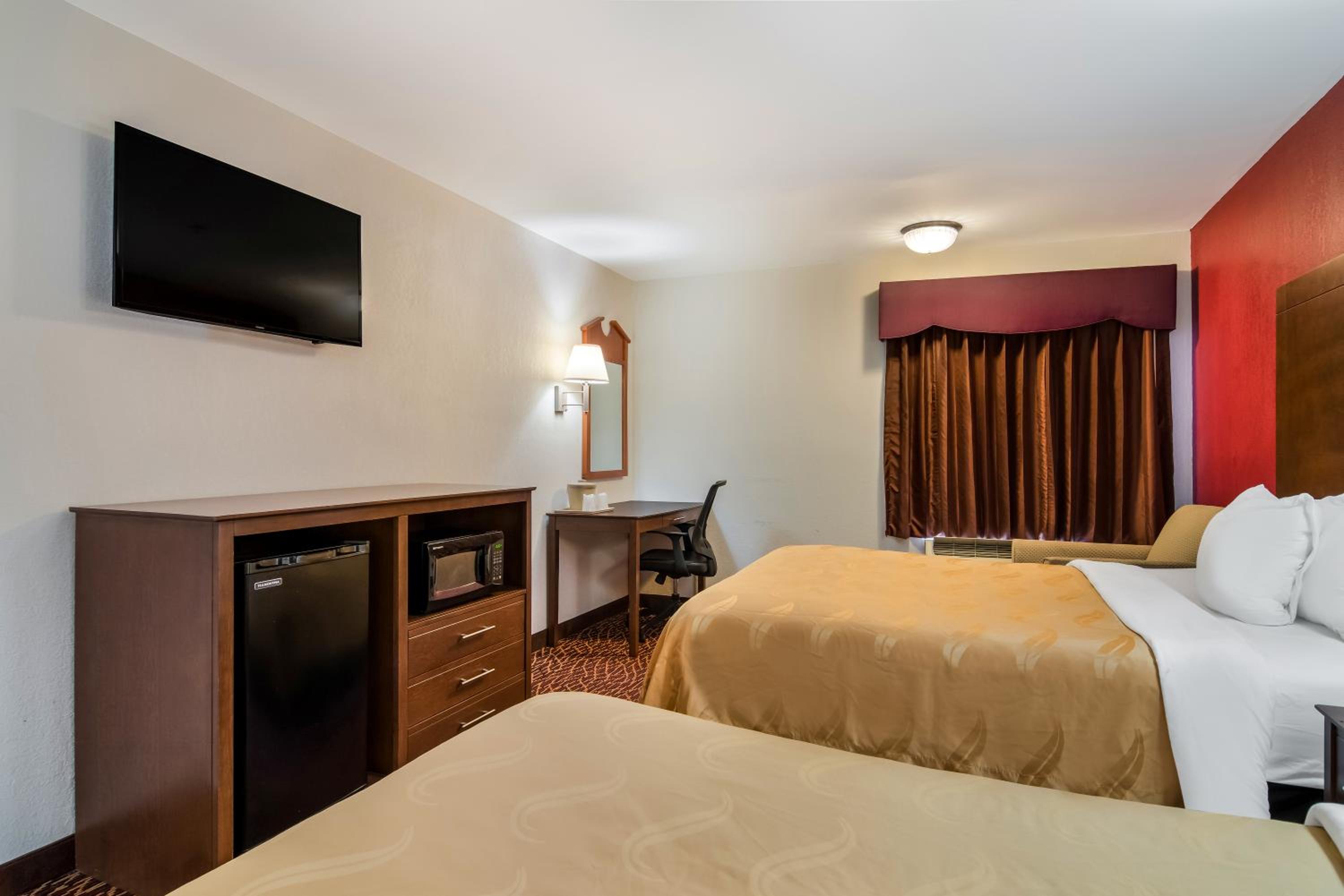 Queen Room with Two Queen Beds - Non-Smoking - Photo 6