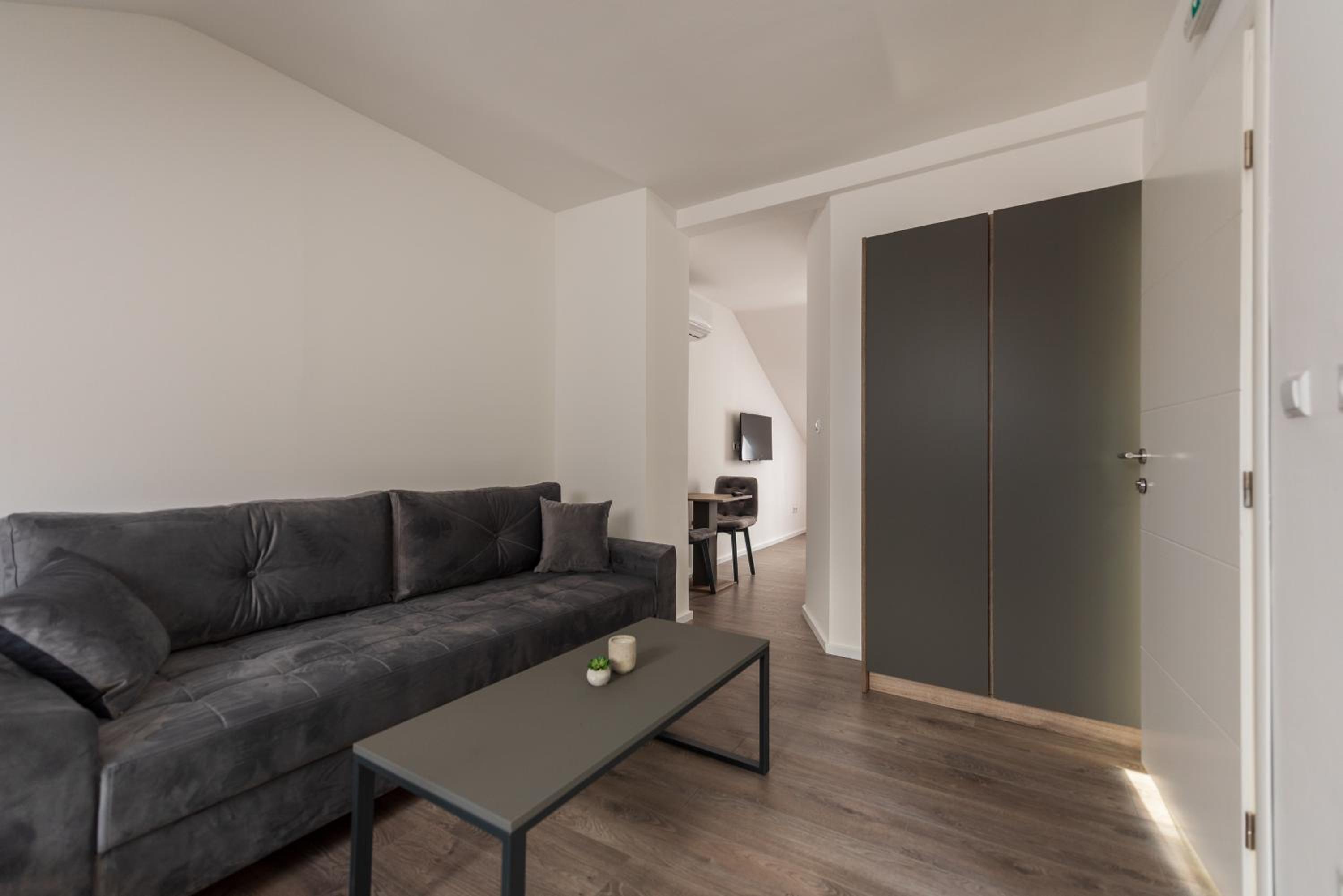 One-Bedroom Apartment photo 1