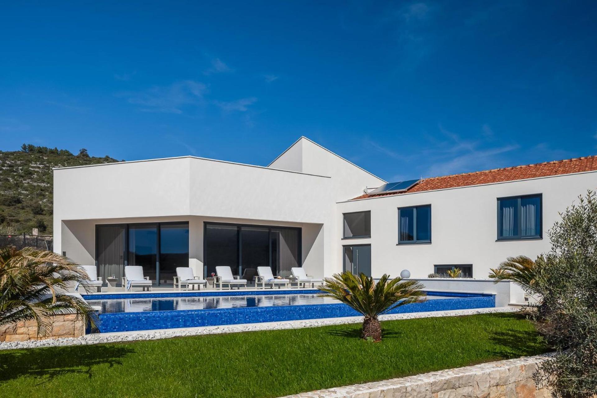 Villa photo 2