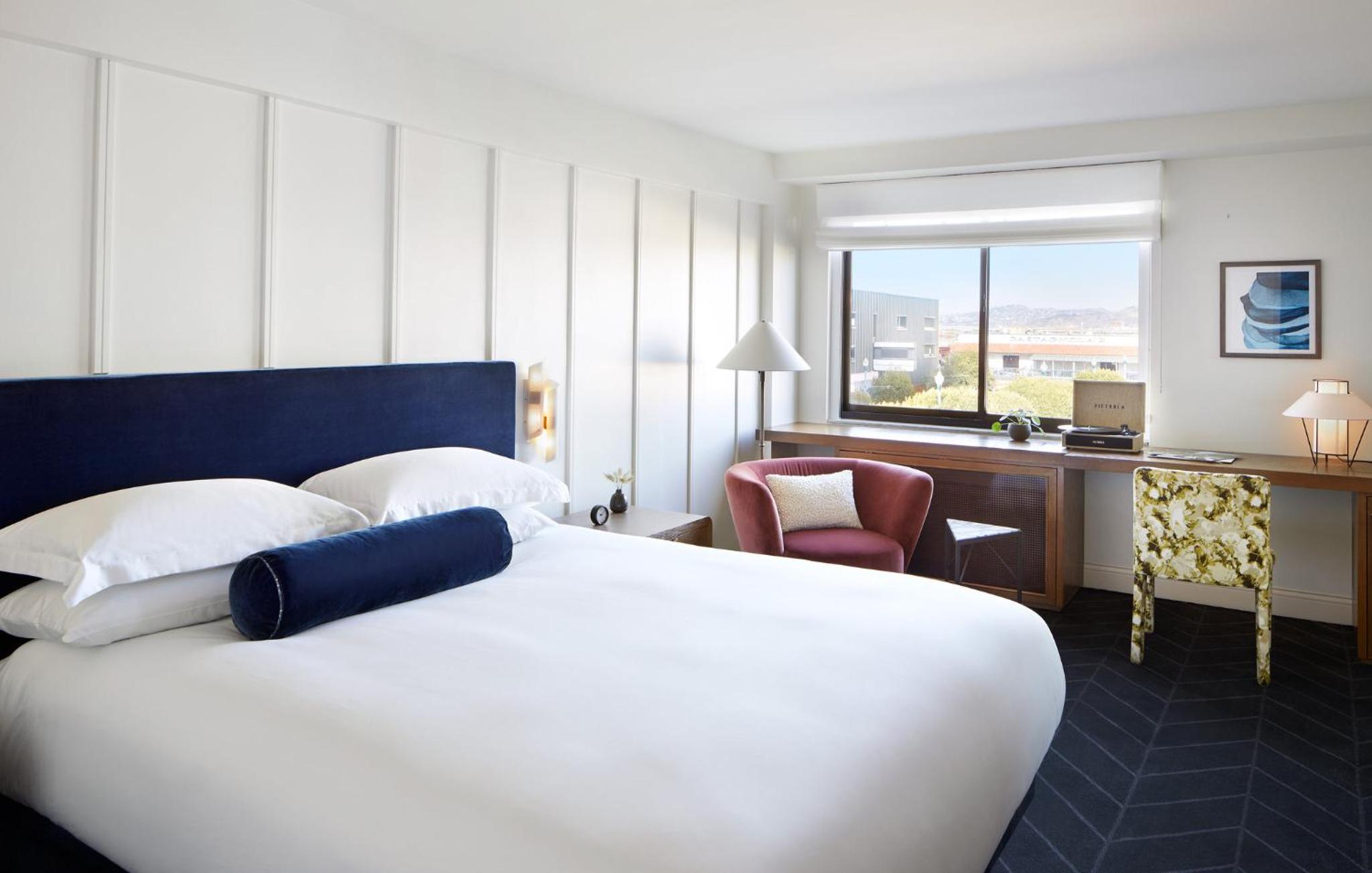 Premium King Room with Bay View - Photo 13