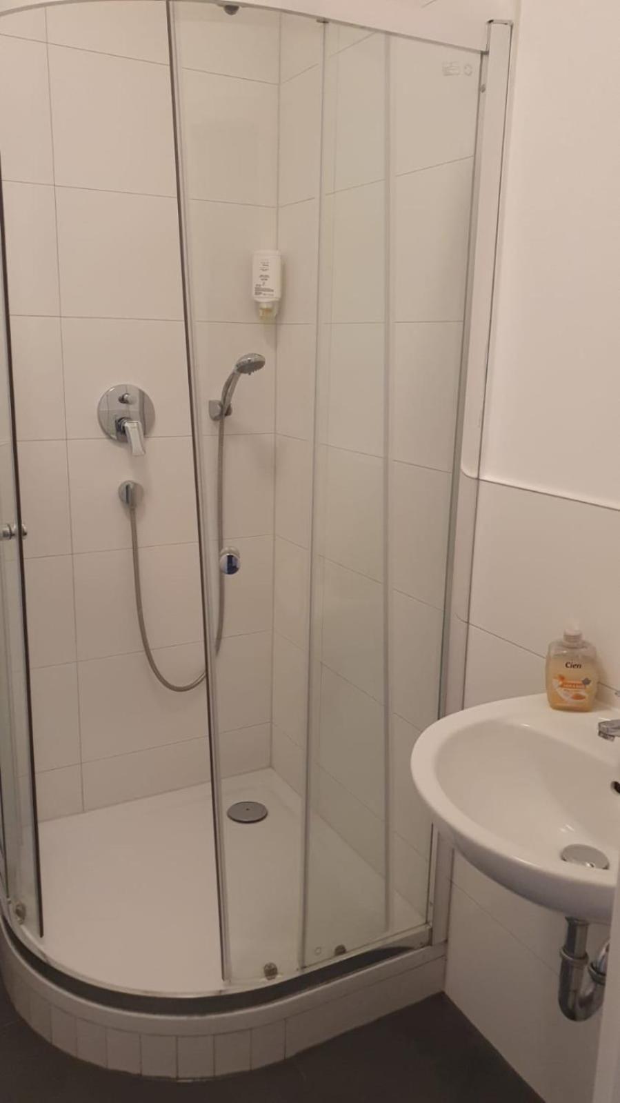 Twin Room with Private Bathroom photo 2