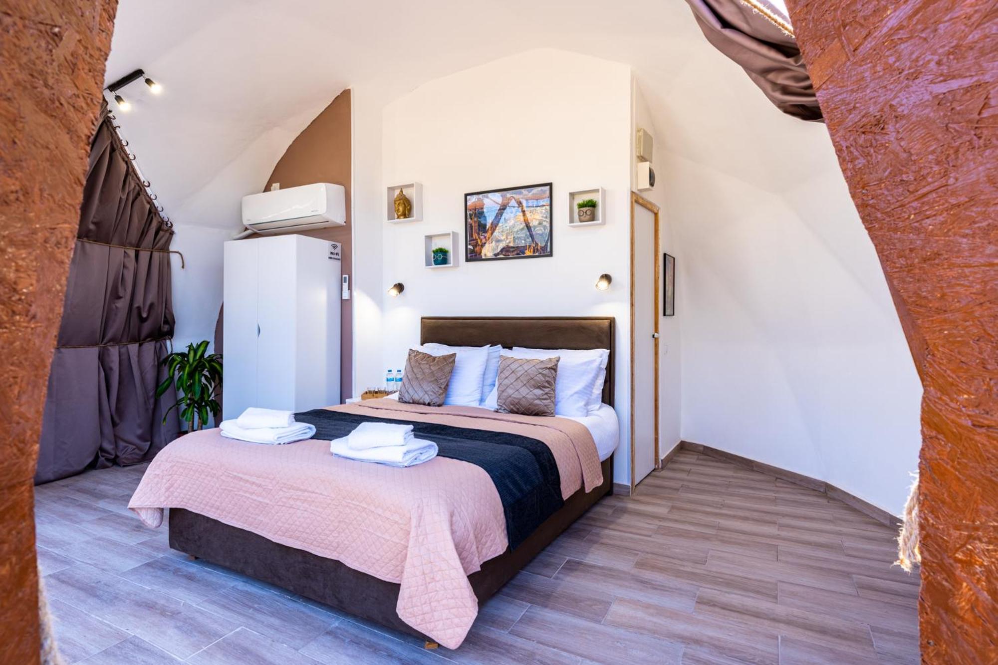 Deluxe Room (2 Adults + 1 Child)