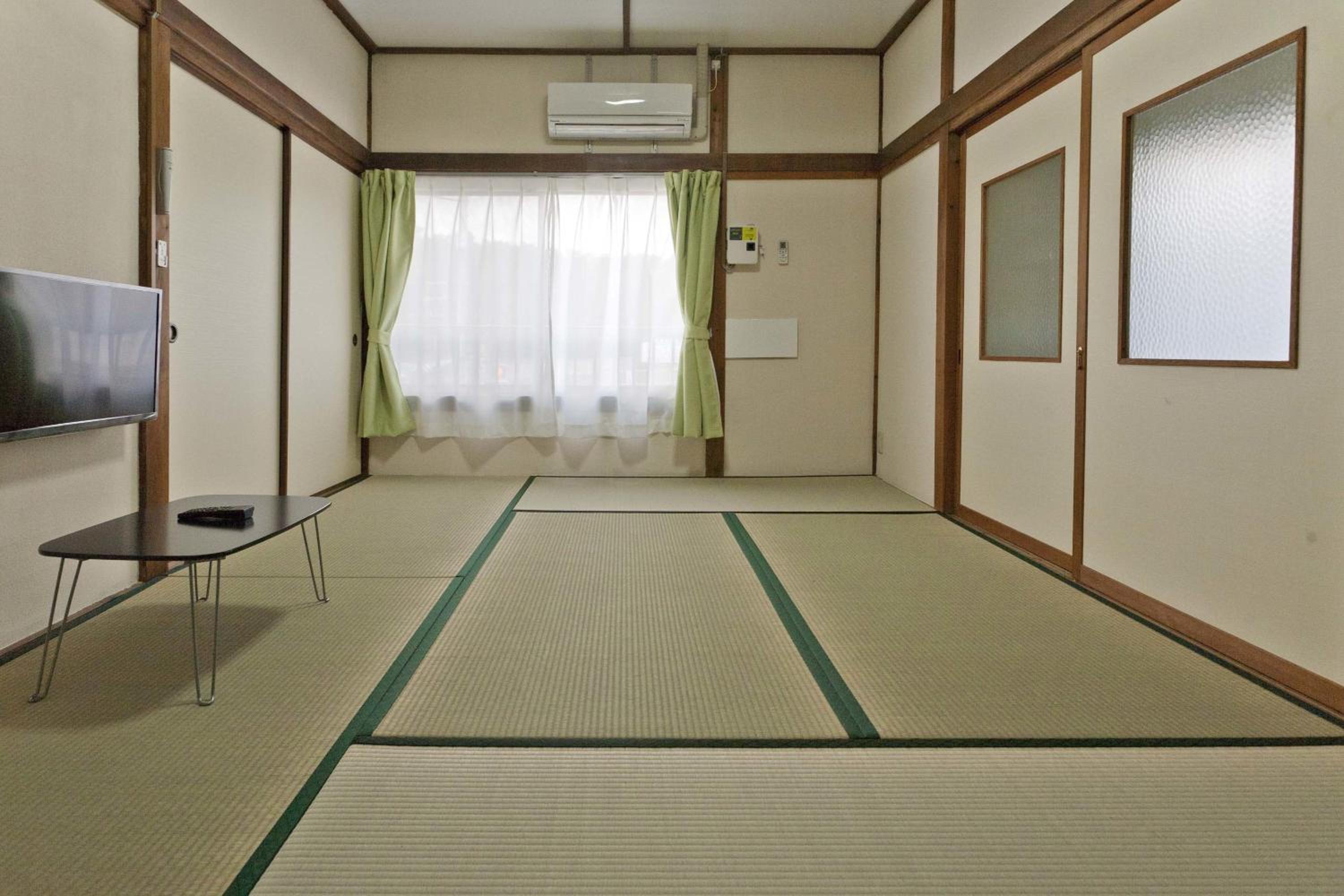 Japanese-Style Standard Room with Shared Bathroom photo 2