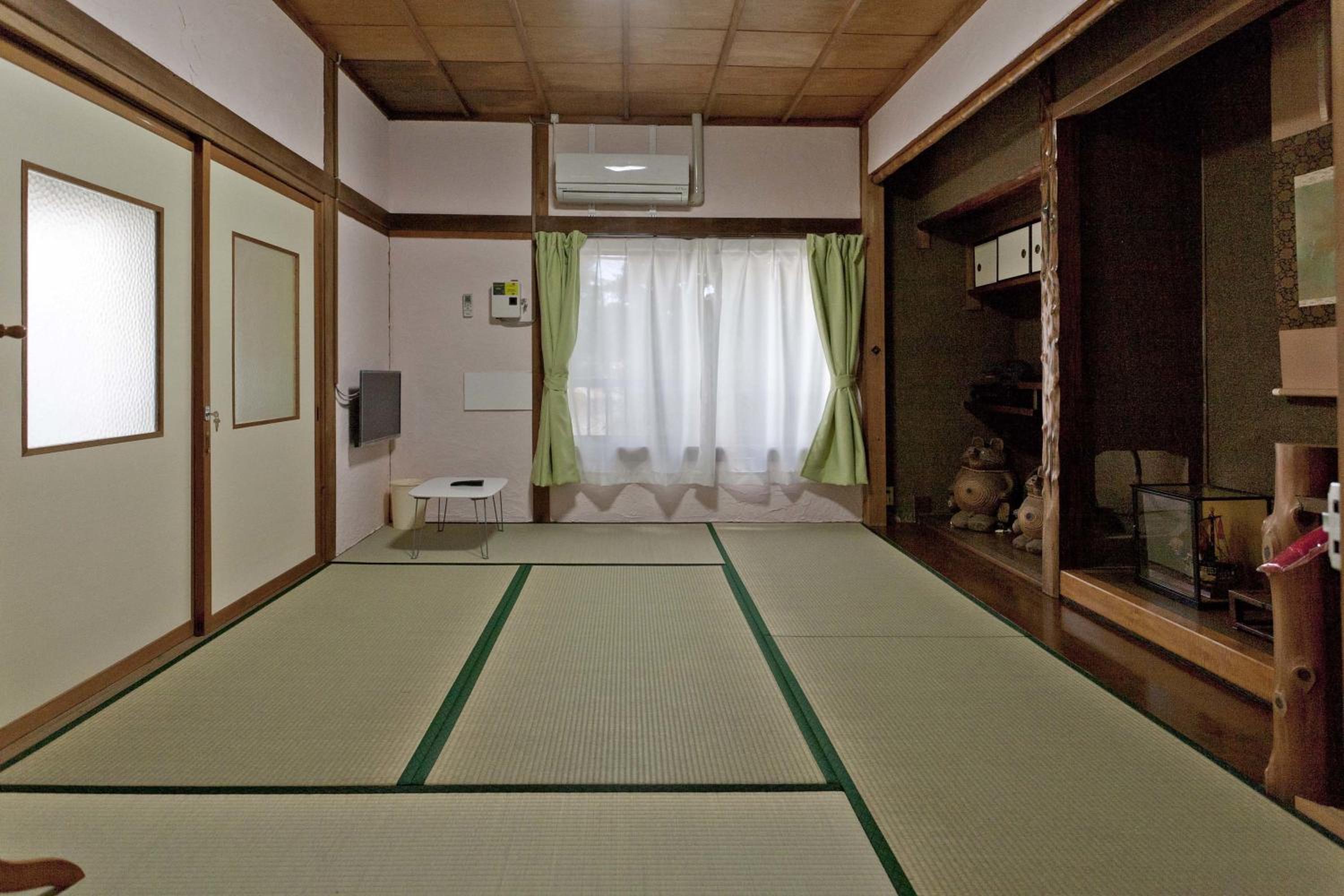Japanese-Style Standard Room with Shared Bathroom photo 3