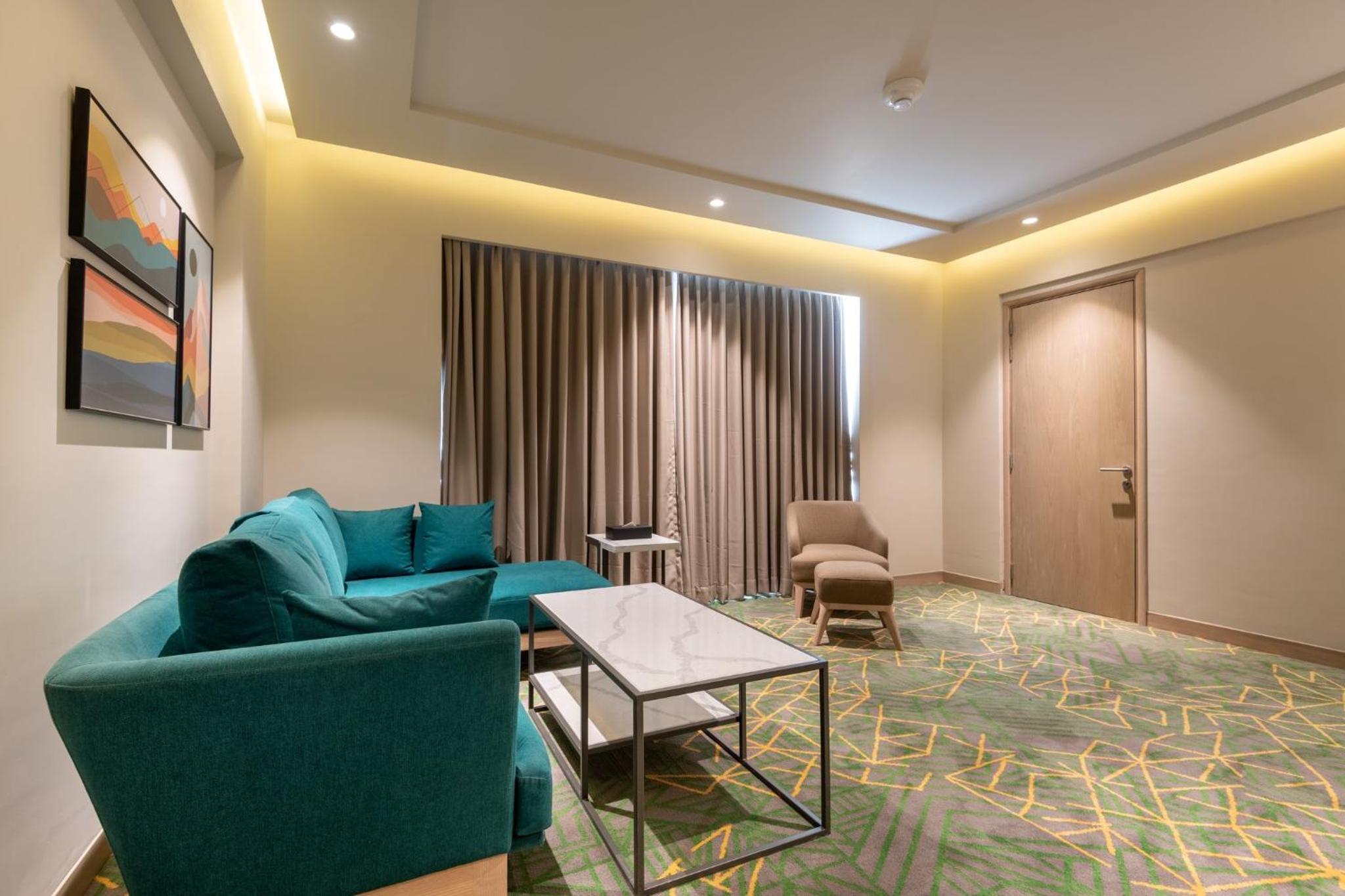 One-Bedroom Suite - Photo 4