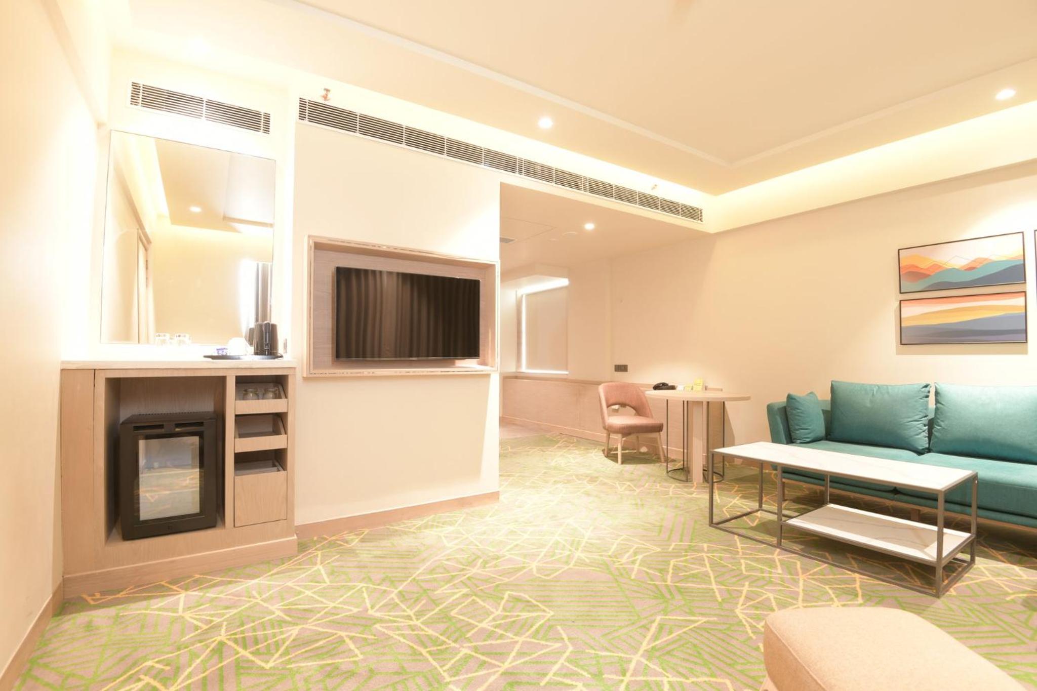 One-Bedroom Suite - Photo 3