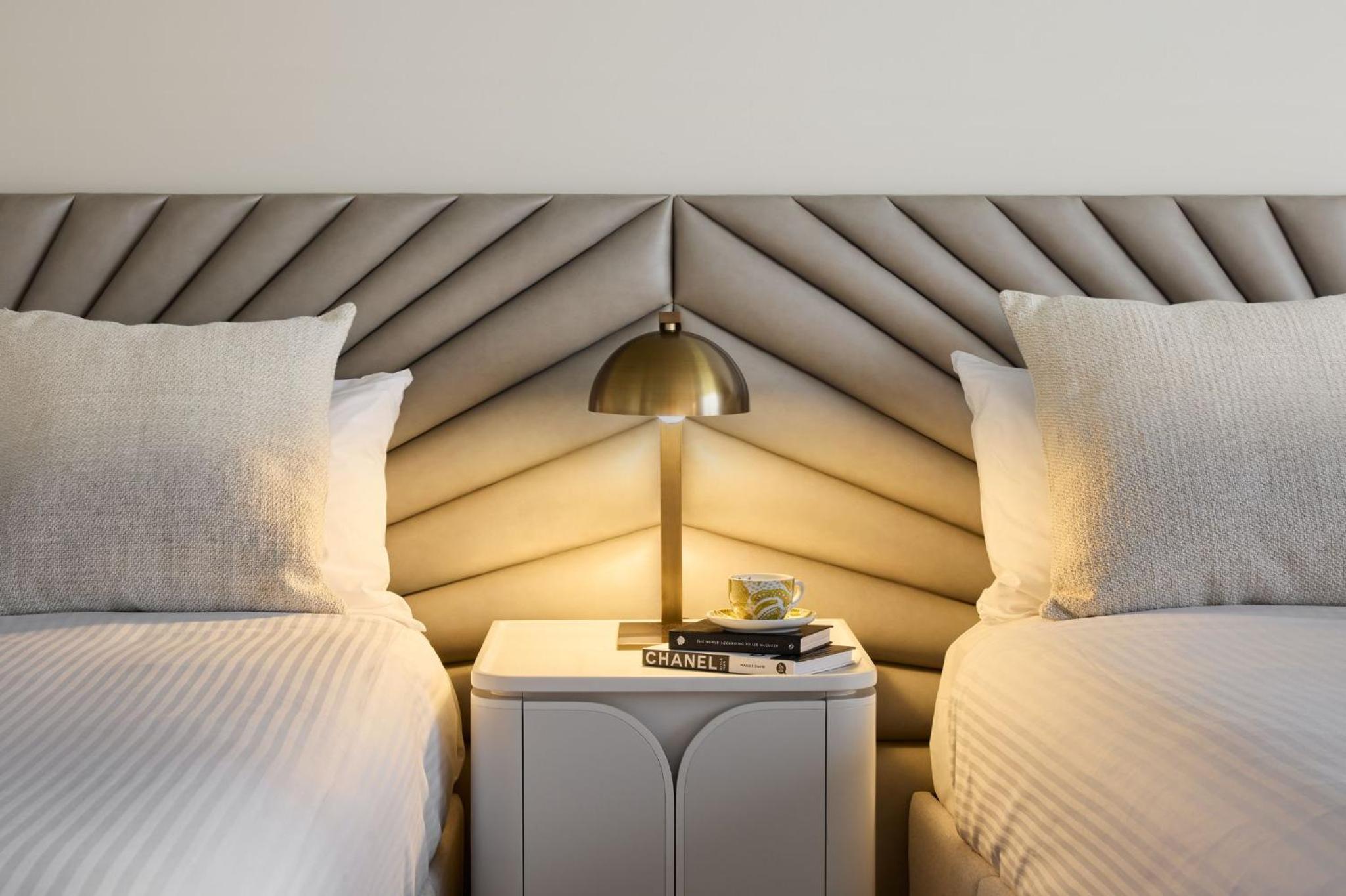 Deluxe Twin Room with Two Queen Beds - Photo 6