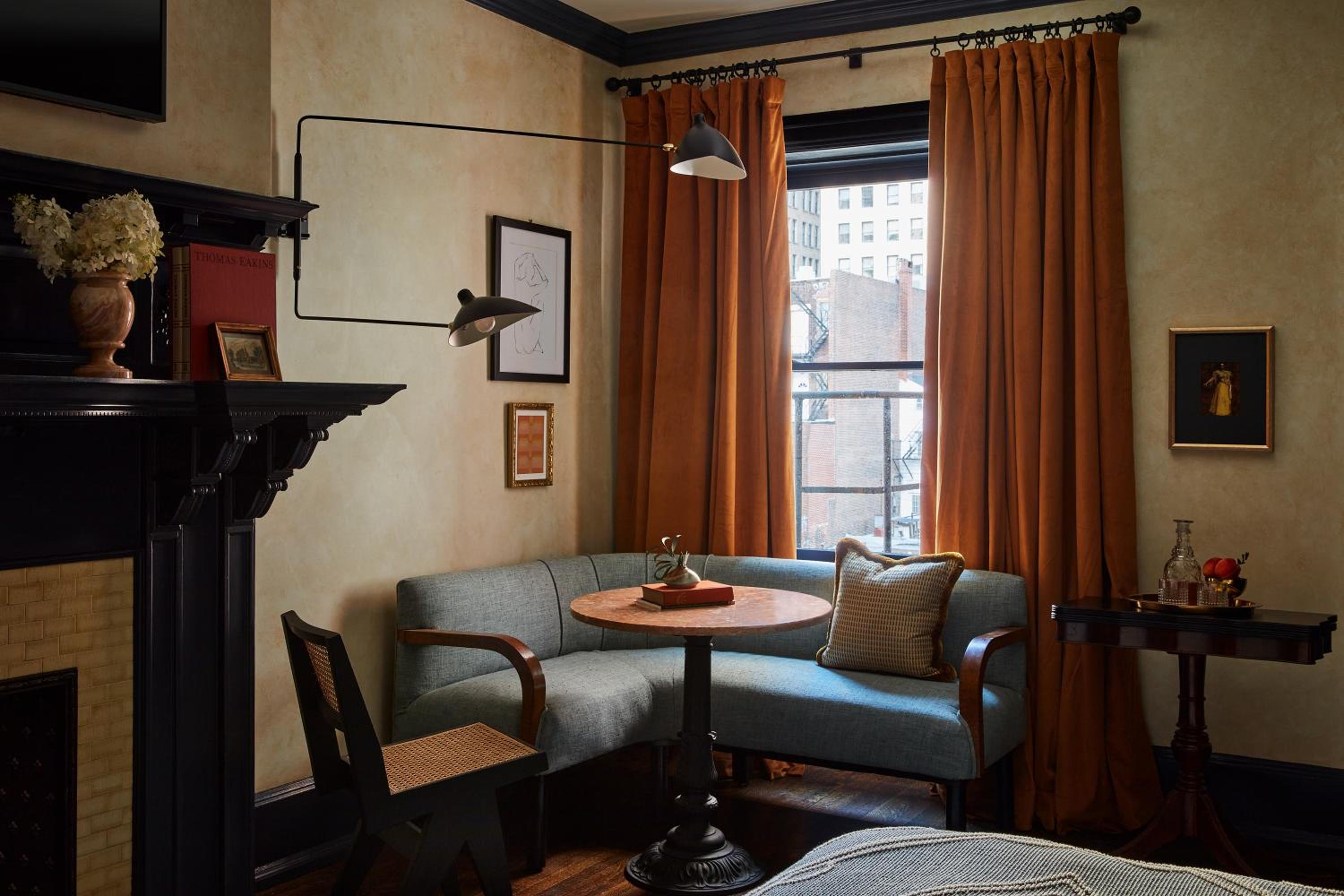 Superior King Room thumbnail 5