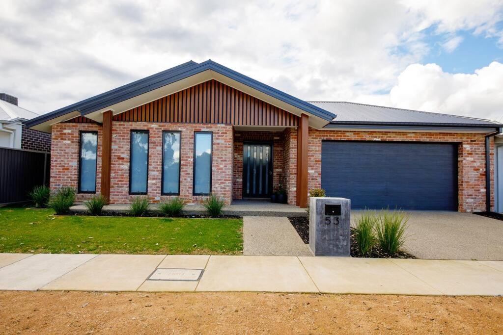 Three-Bedroom House photo 2