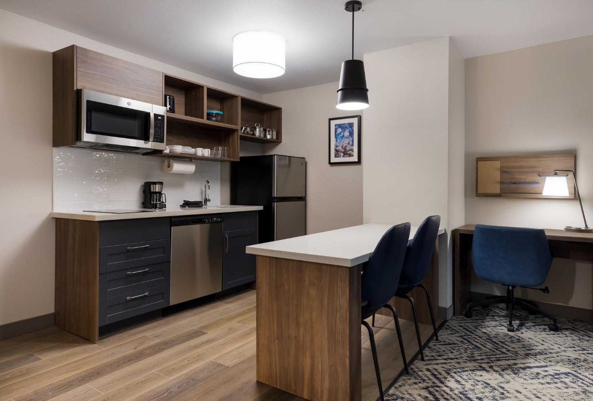 One-Bedroom Suite with Dining Area - Photo 2
