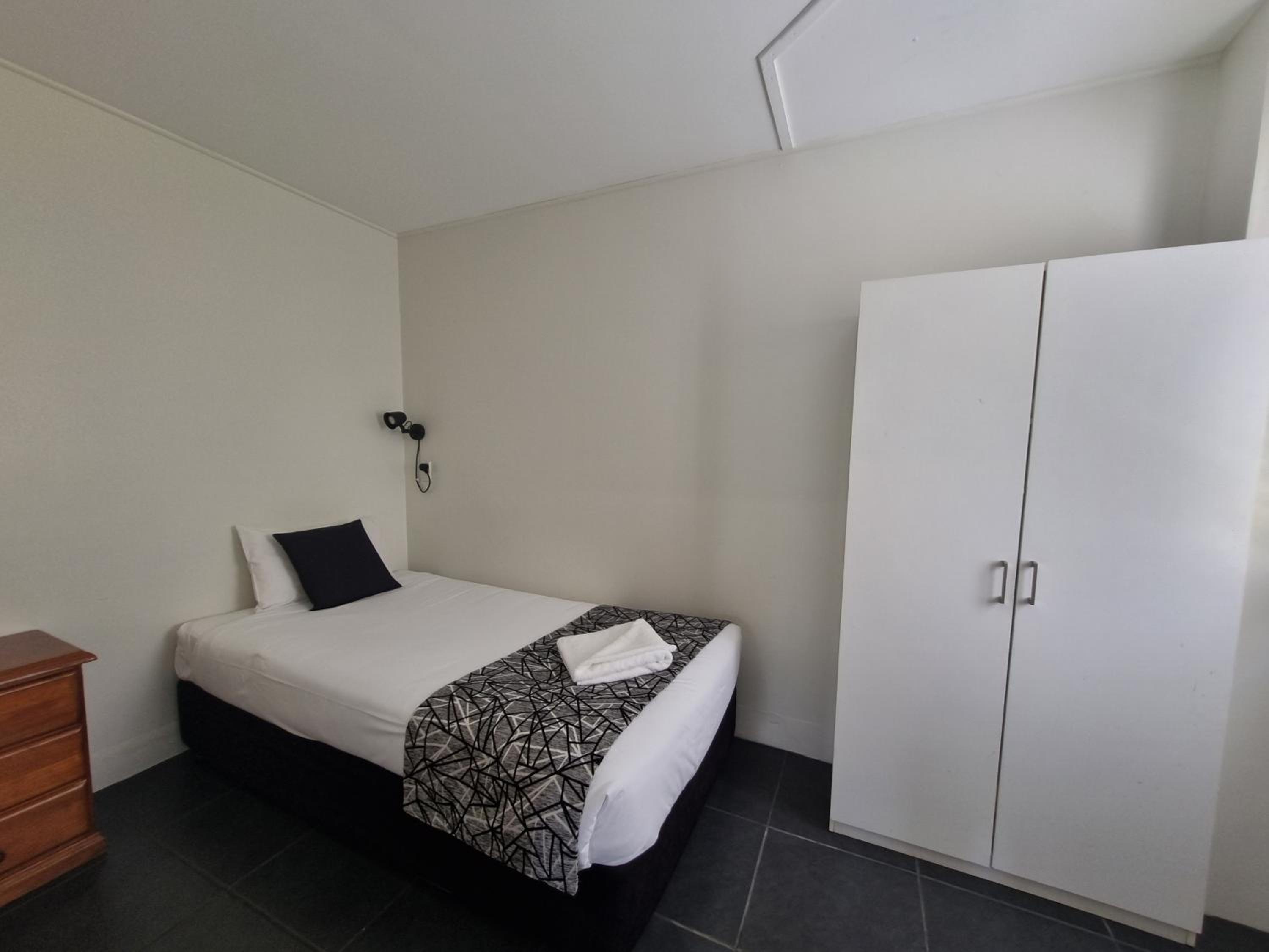 Twin Room with Extra Bed - Photo 4