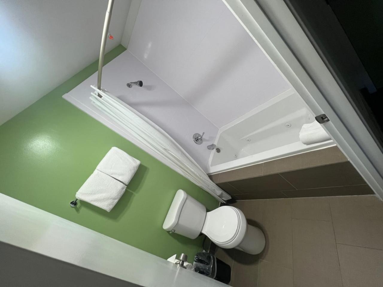 King Suite with Spa Bath - Photo 5