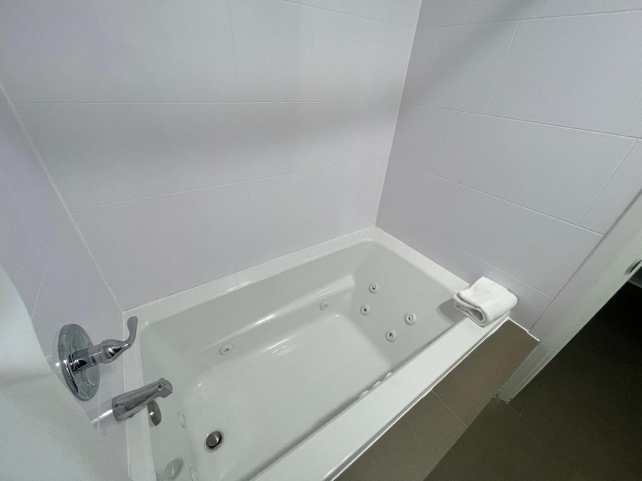 King Suite with Spa Bath - Photo 4