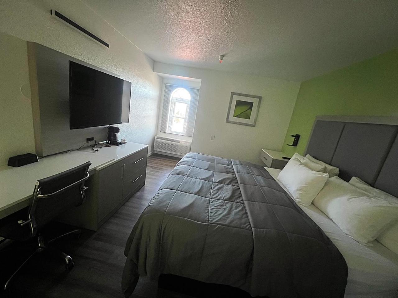 King Suite with Spa Bath - Photo 2