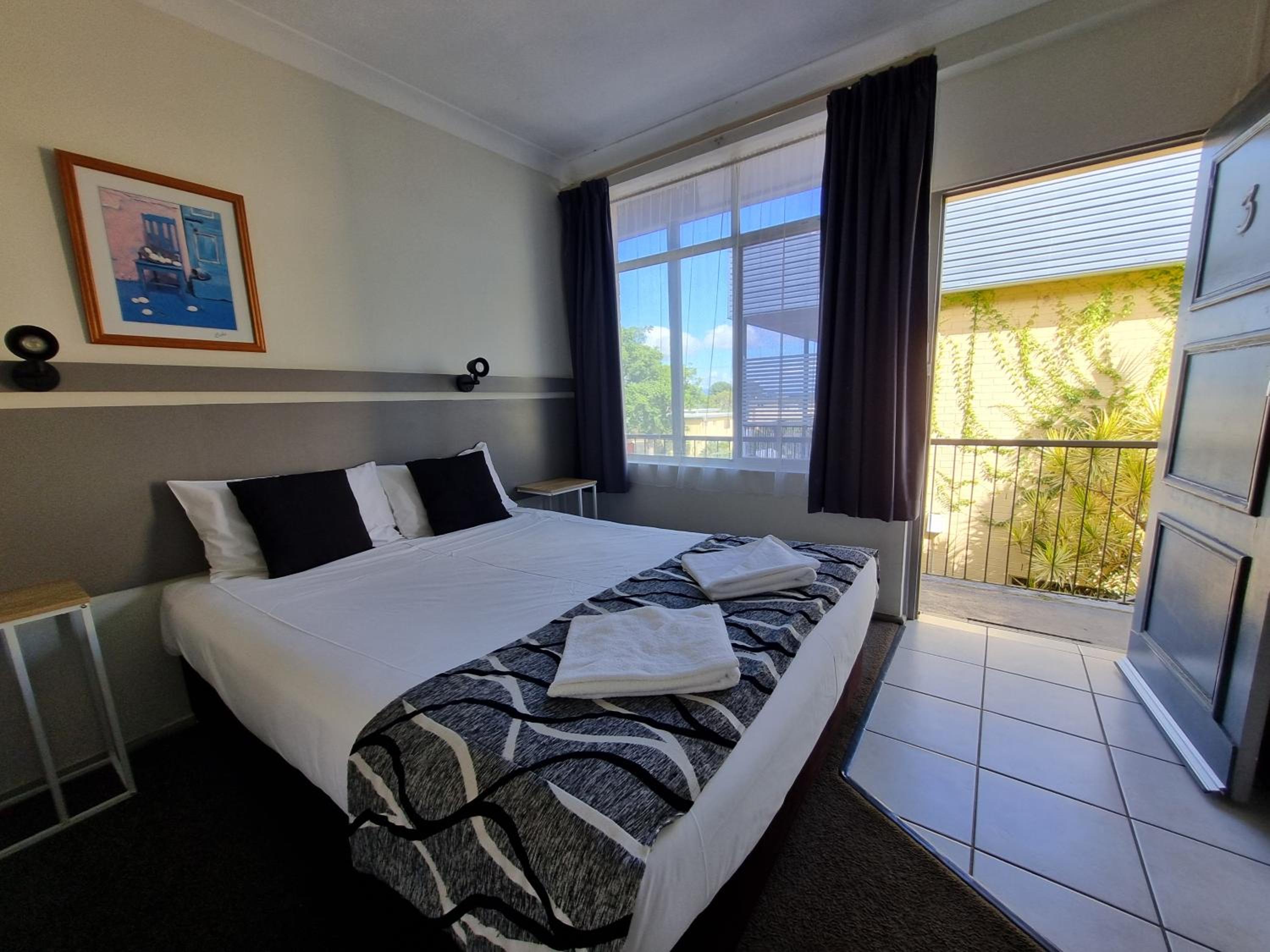Standard Queen Room (Located upstairs) - Photo 1