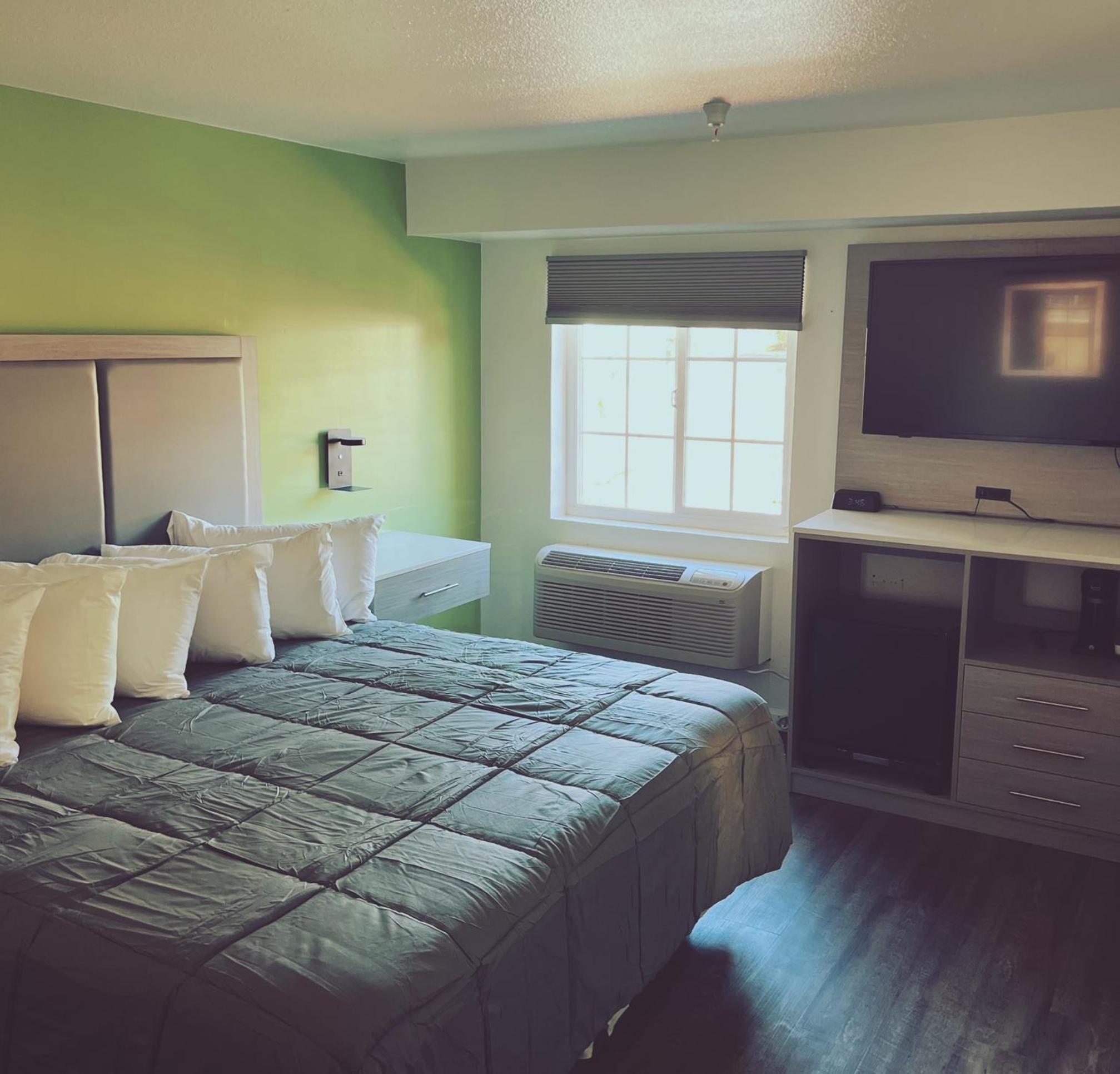 Standard King Room - Photo 5