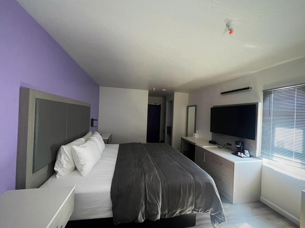 King Suite with Spa Bath - Photo 1
