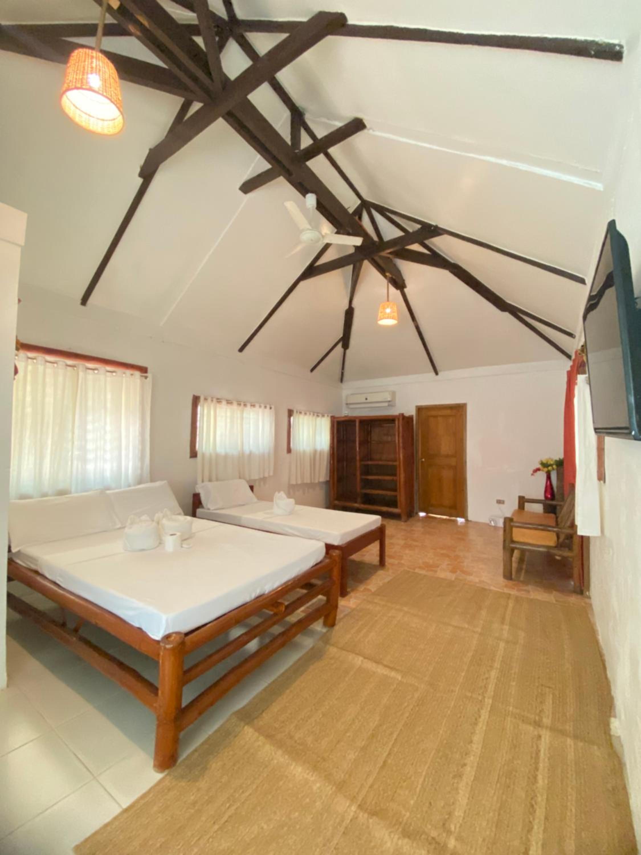 Standard Queen Room with Two Queen Beds photo 1