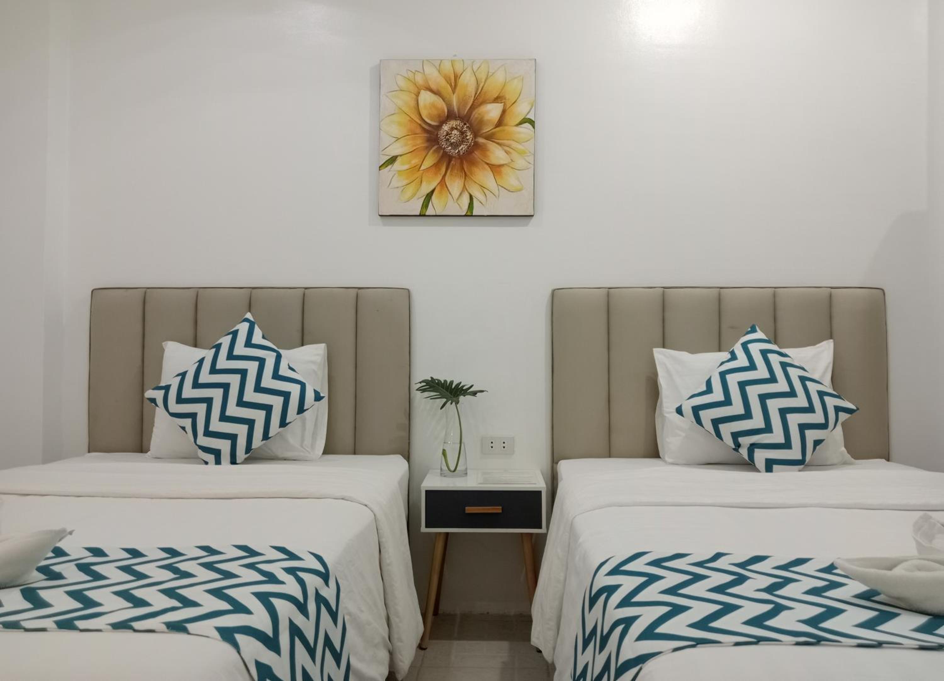 Standard Twin Room - Photo 9