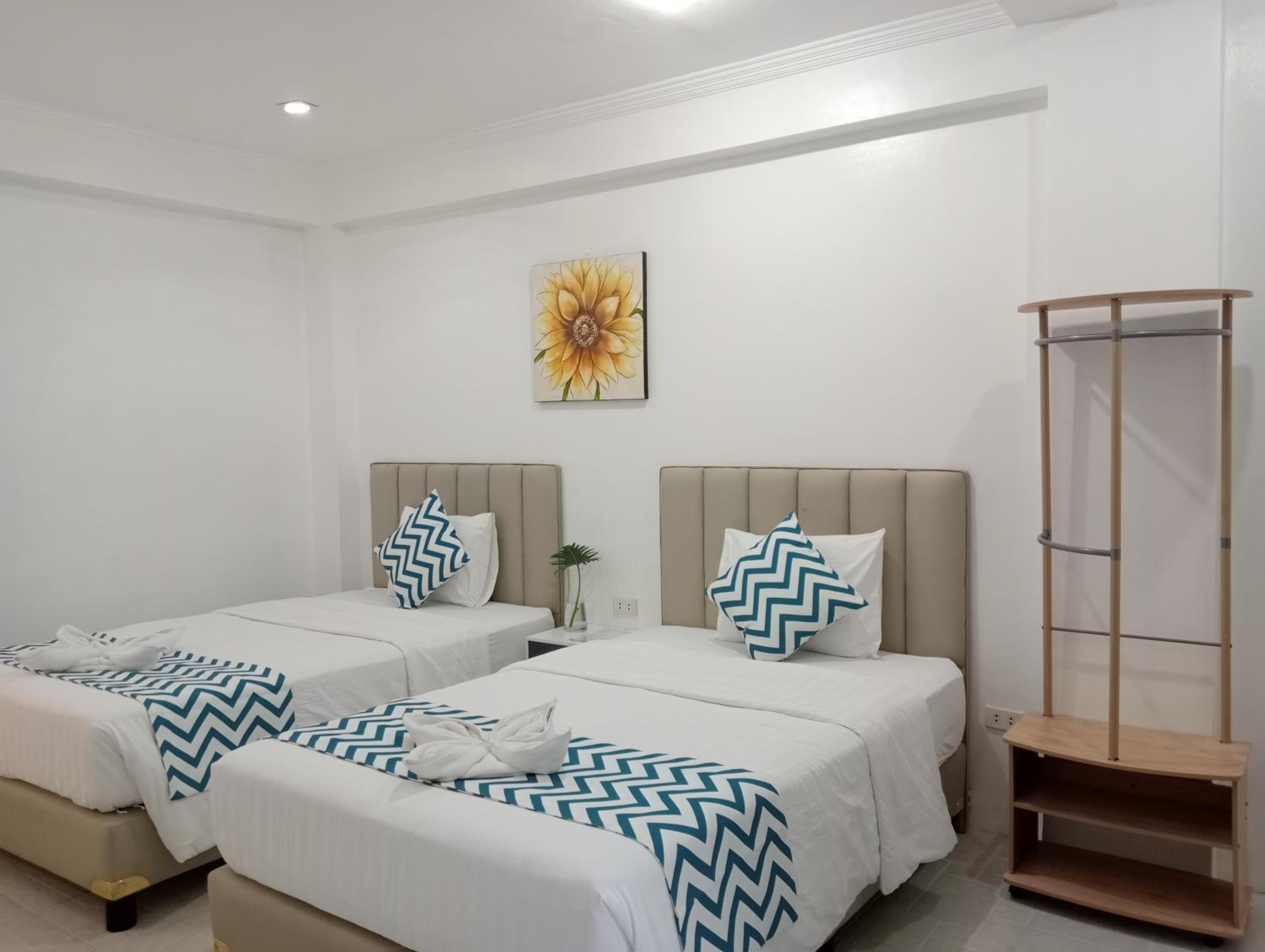 Standard Twin Room - Photo 11