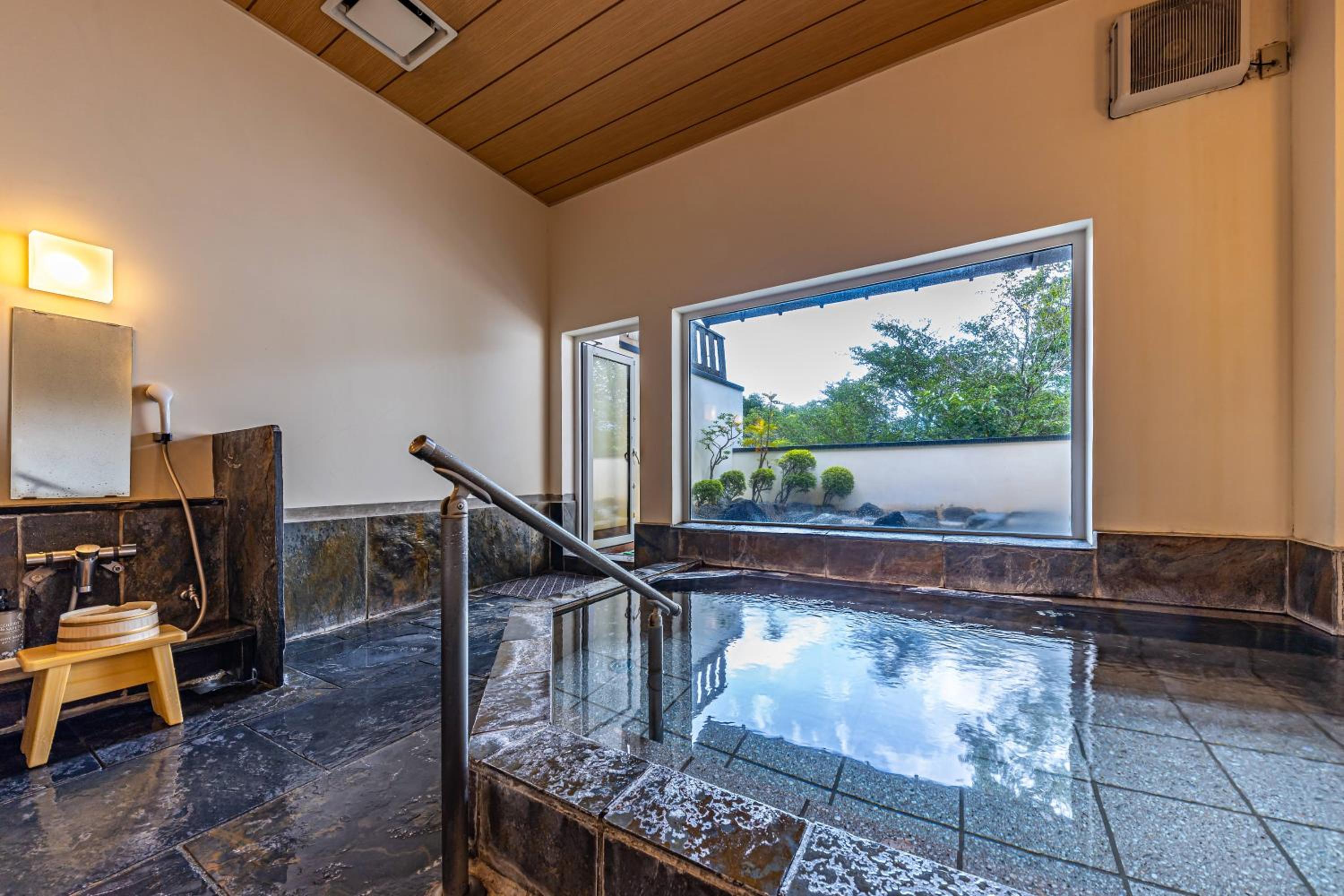 Japanese-Style Family Room with Open-Air Bath - Included free drink thumbnail 6