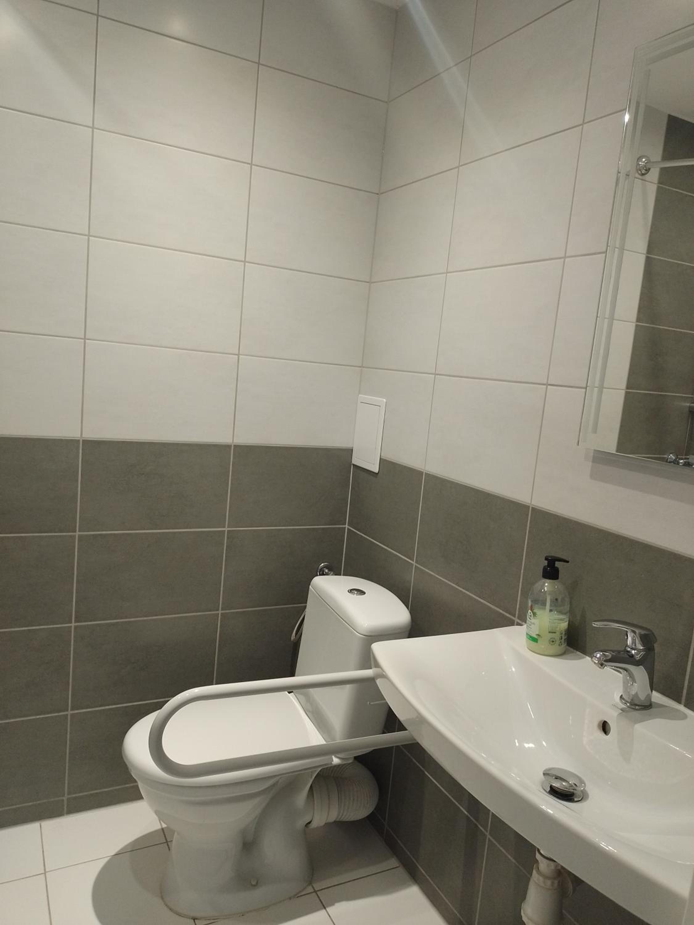 Large Twin Room - Photo 3