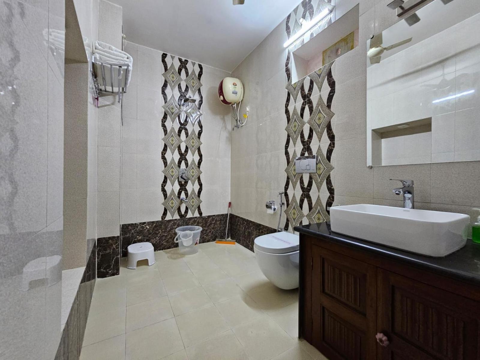 King Suite with Balcony - Photo 2