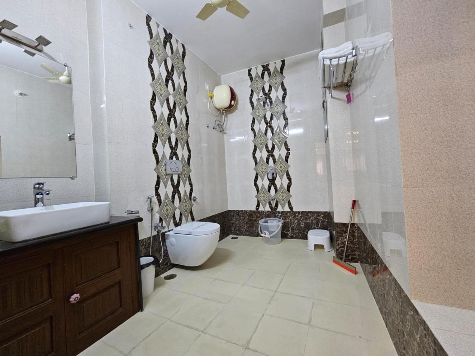 King Suite with Balcony - Photo 6