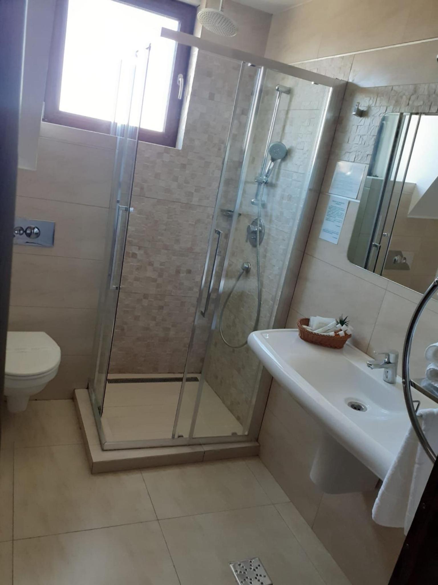Double or Twin Room - Photo 4