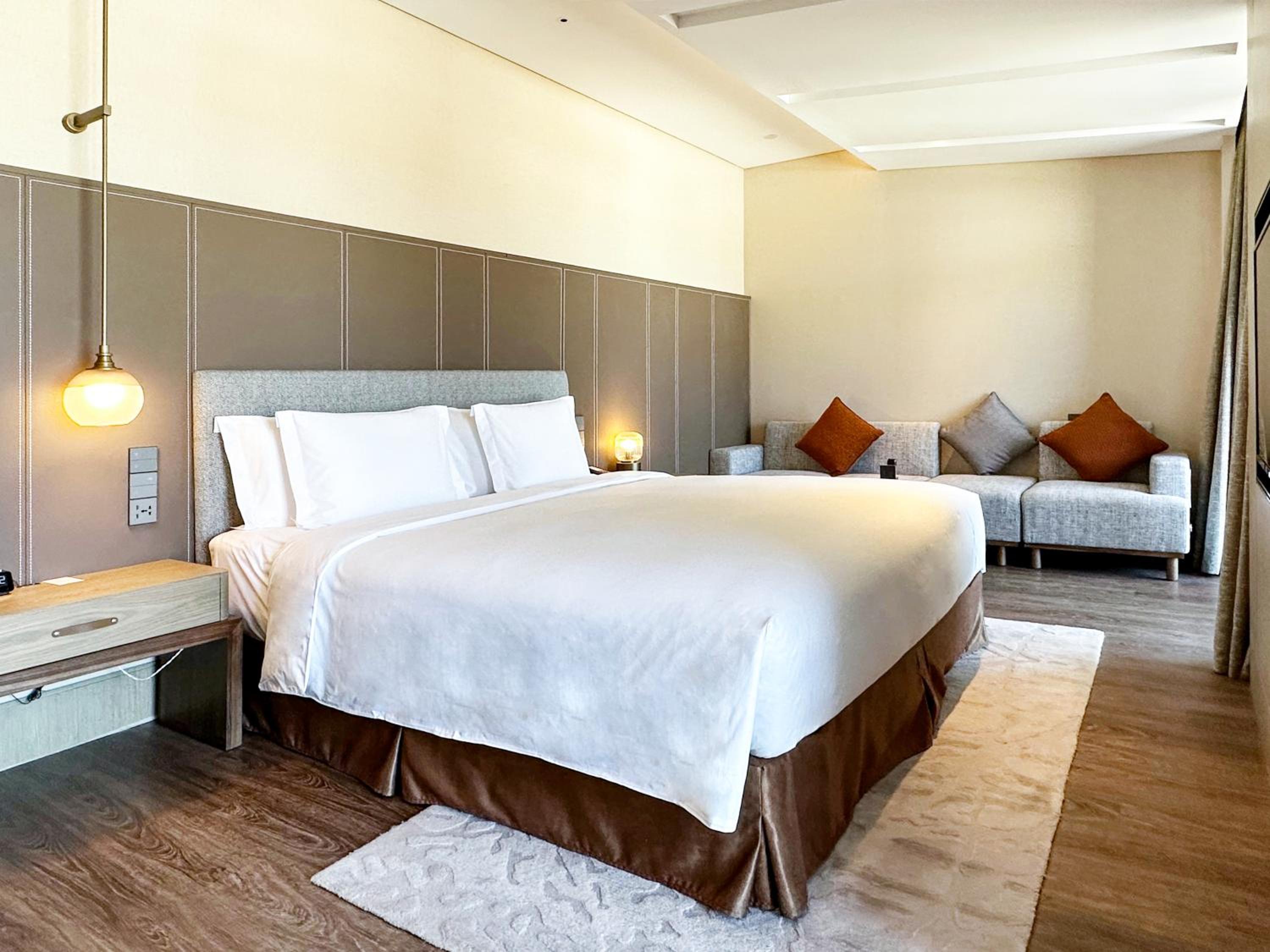 Premium King Room with Lake View