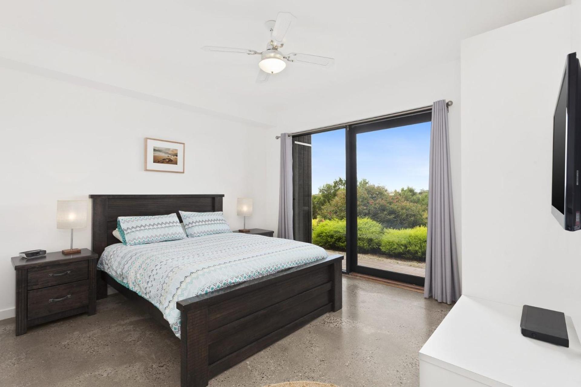 Three-Bedroom House photo 3