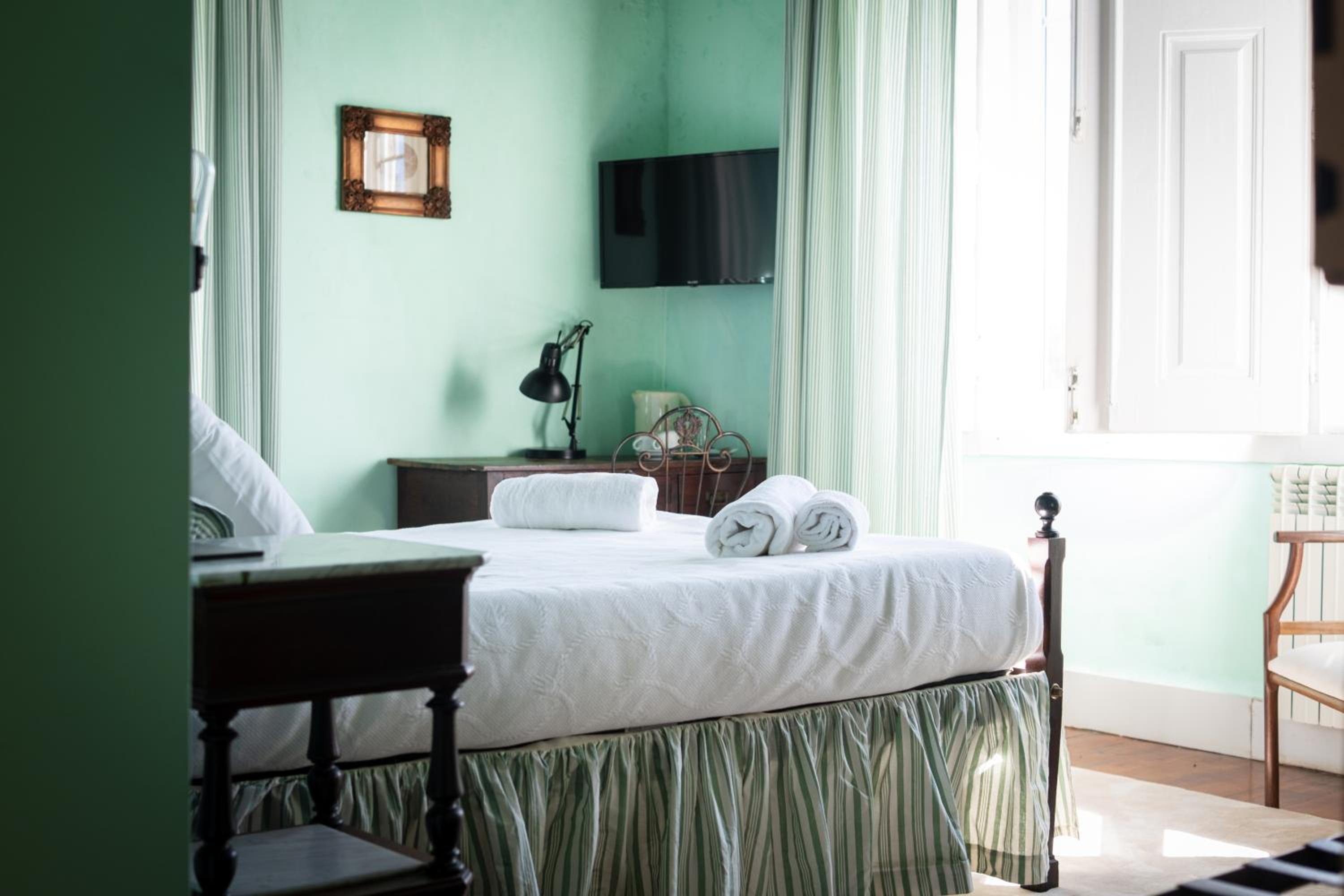 Deluxe Queen Suite