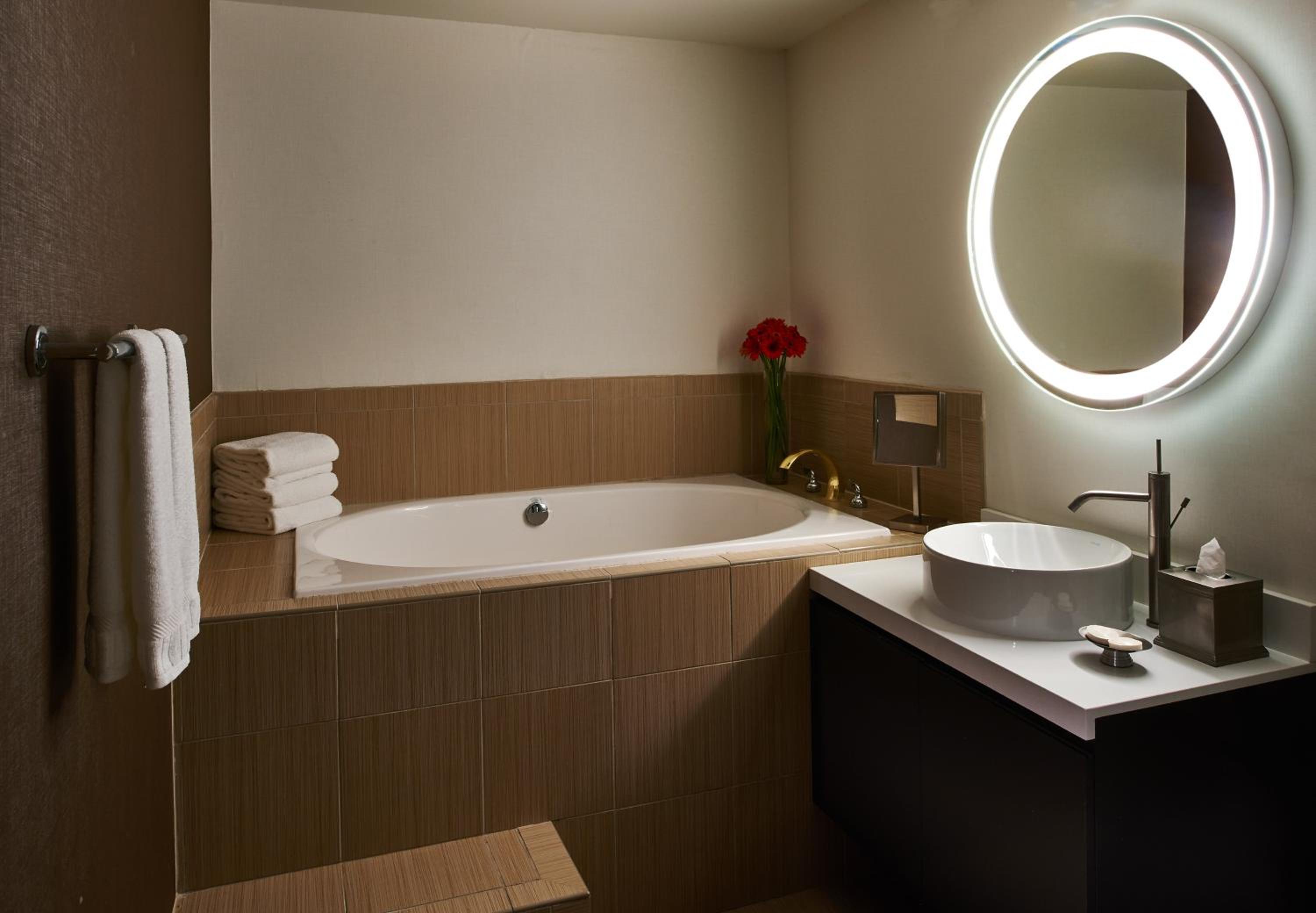 Suite, Accessible Bathtub (Reserve, Mobility)