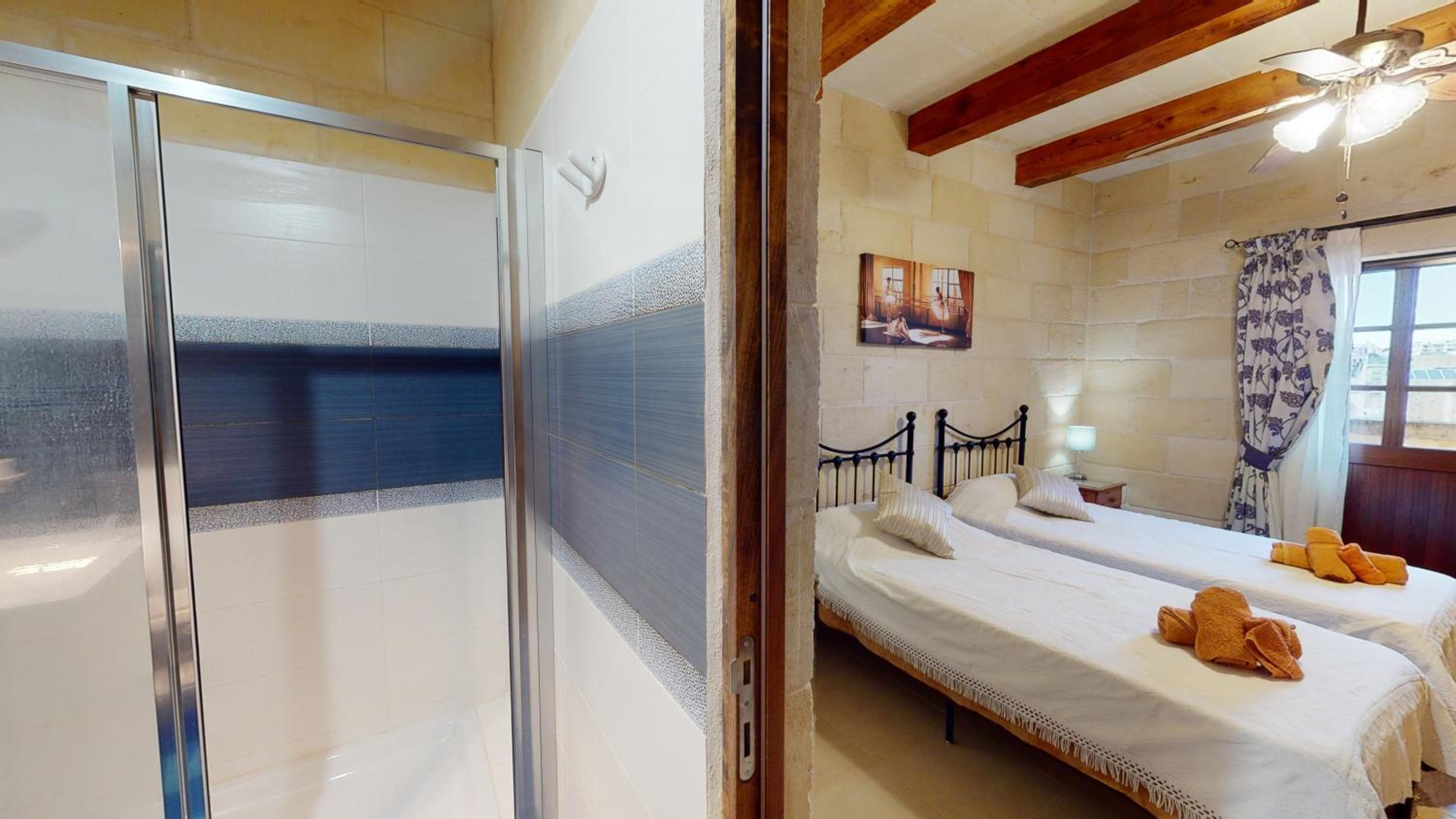Twin Room with Private Bathroom photo 3