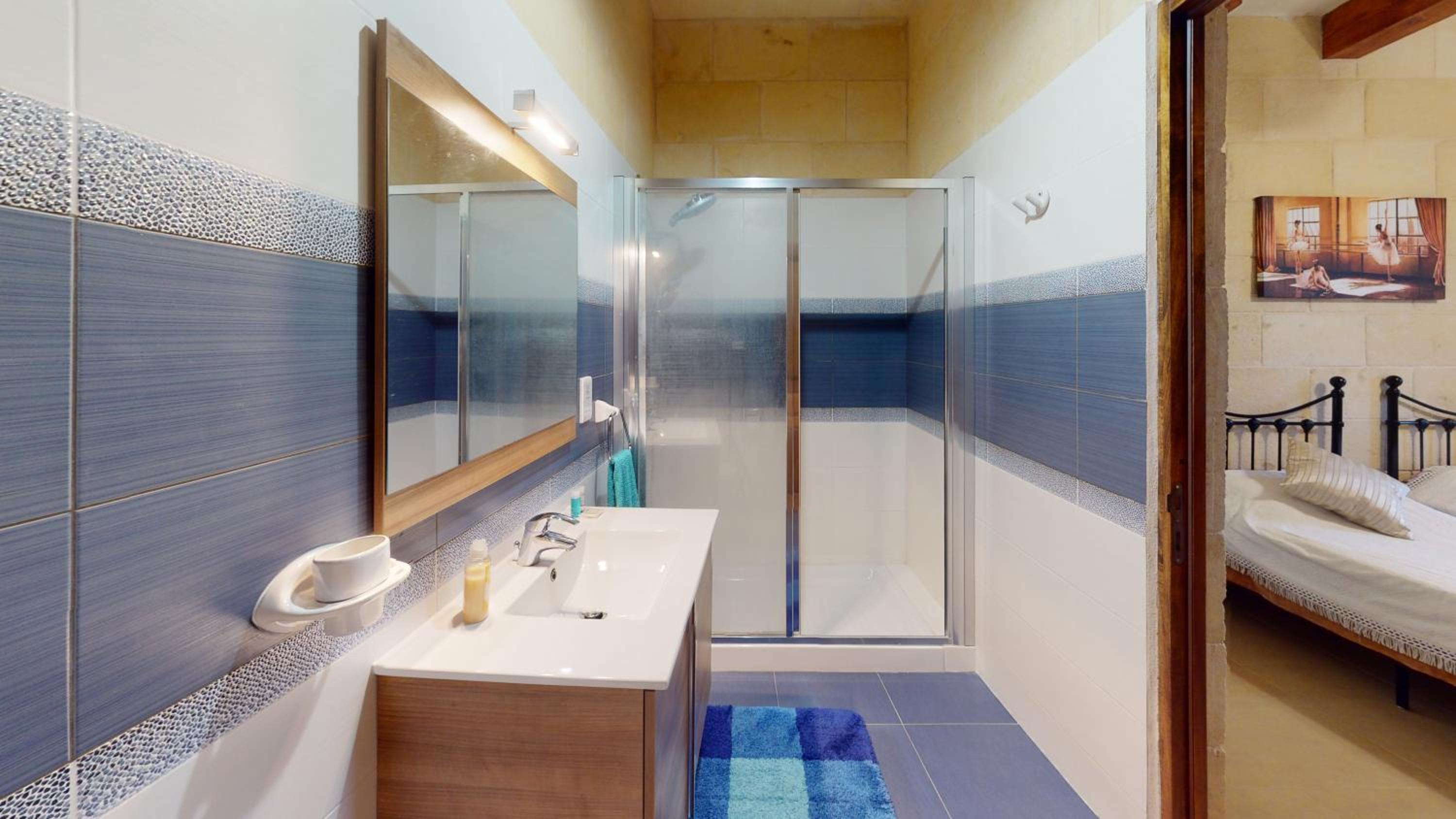 Twin Room with Private Bathroom photo 2